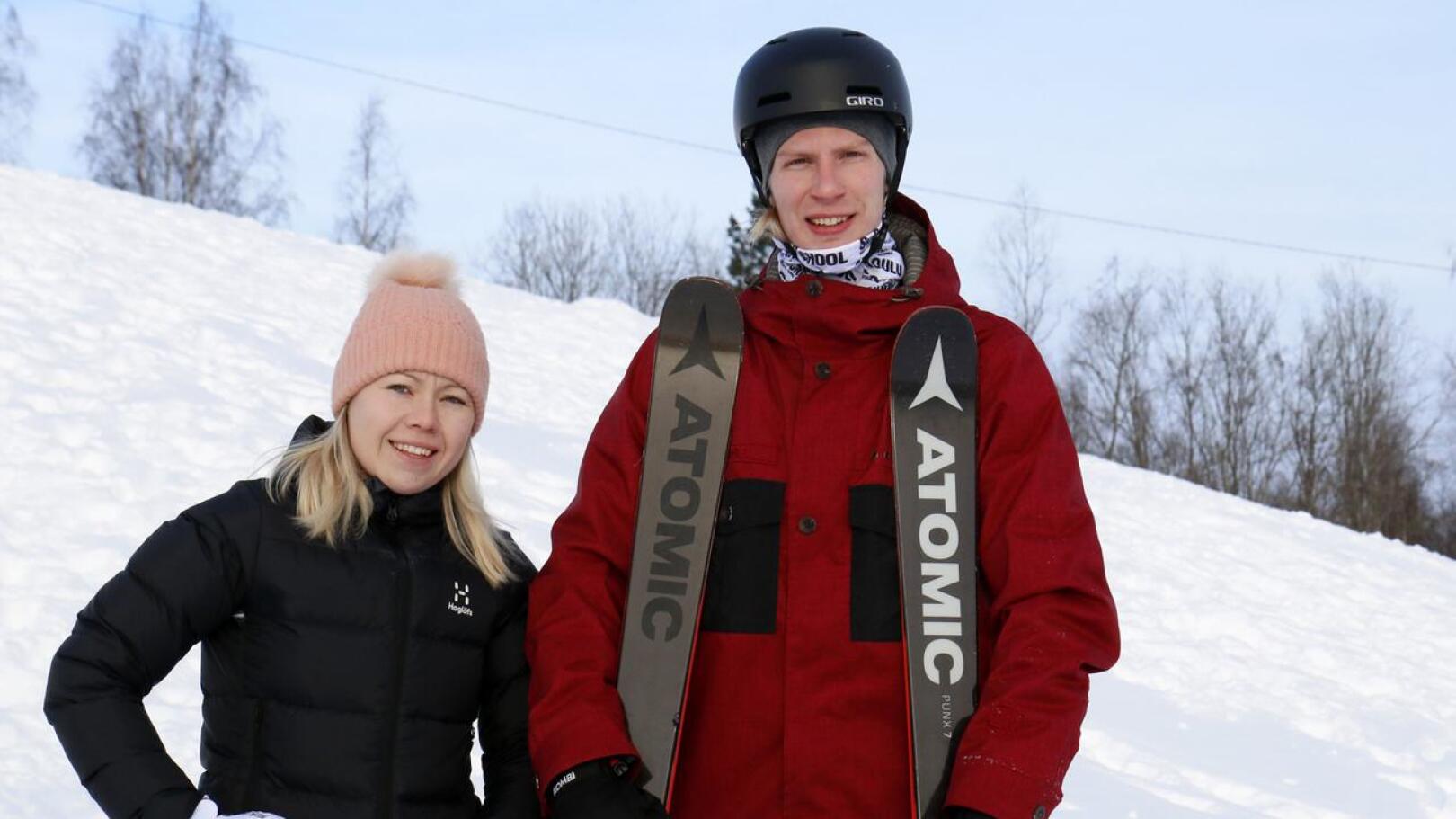 Vuokatissa laskettelunopettajaksi kouluttautunut ja siellä työskennellyt Lasse Peltoniemi laskee suksilla ja toinen ohjaaja Jenny Järvelä lumilaudalla.