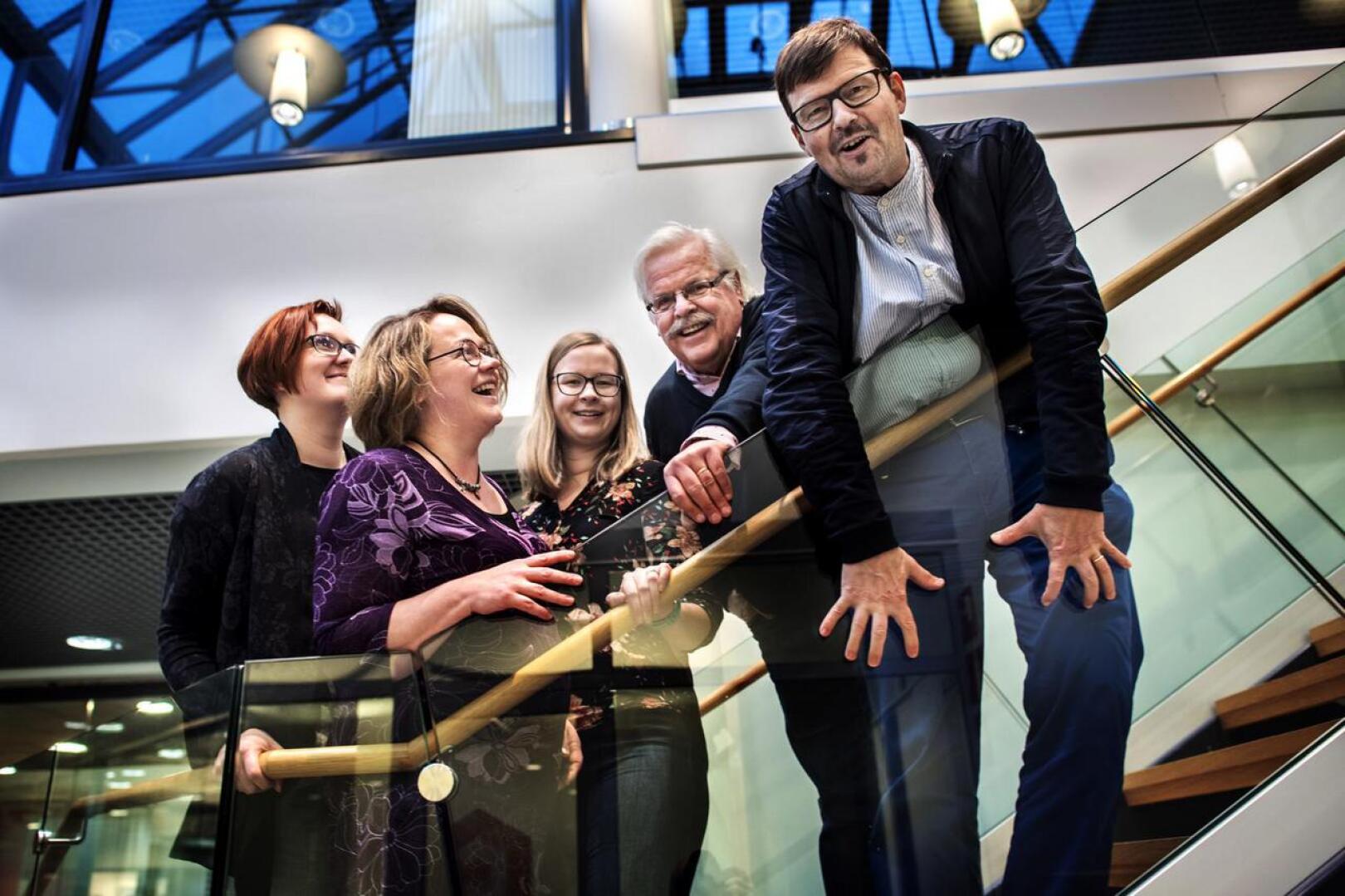 Susanna Mäkelä, Marita Kaakinen ja Pauliina Rintala ovat mukana uudessa Kokkola-Oulu Ensemblessä. Kamarikuoro on ottanut konserttikaverikseen Lauluyhtye Tiernat, jossa harrastavat muun muassa Ossi Peltoniemi ja kuoroa johtava Kari Pappinen.