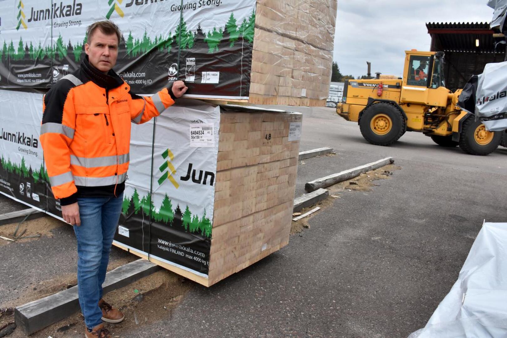 Junnikkala Oy:n toimitusjohtaja Kalle Junnikkala kertoo, että puun tarjonta on nyt niukkaa.