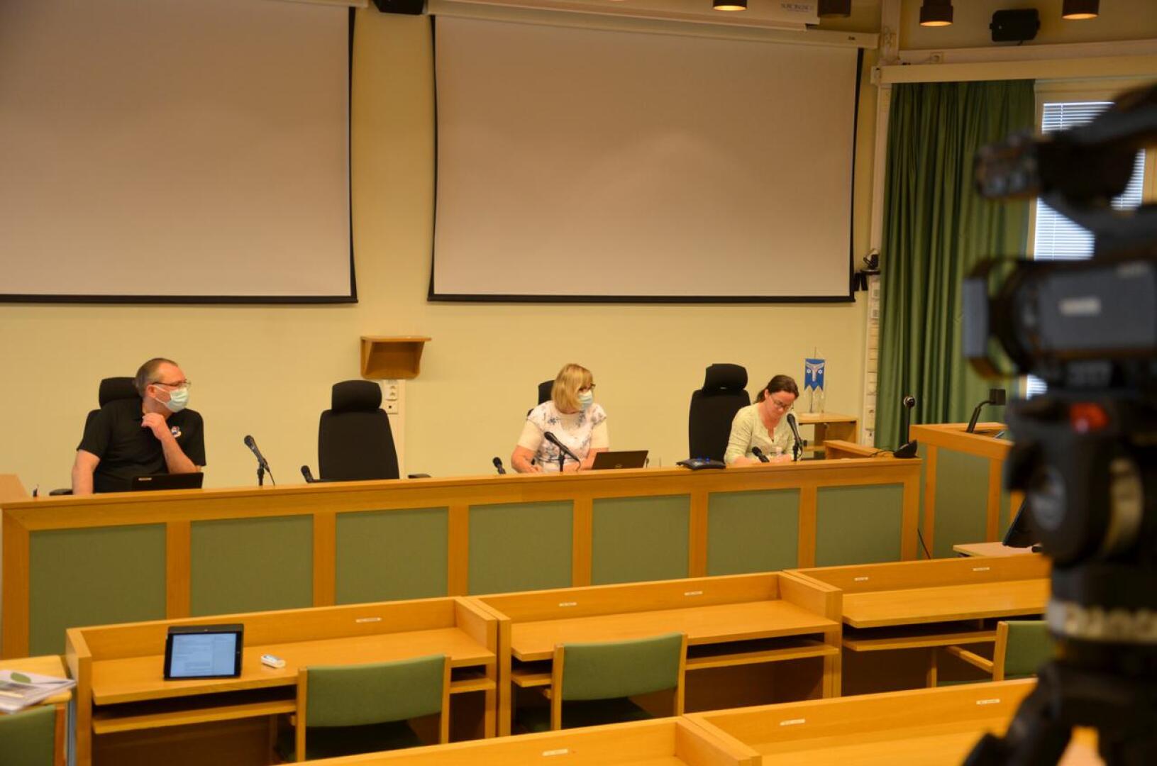 Etäkokous. Kannuksen kaupunginvaltuusto kokous striimattiin valtuustosalista. Paikalla olivat kaupunginjohtaja Jussi Niinistö, talous- ja hallintopäällikkö Leena Sämpi ja valtuuston puheenjohtaja Mari Kerola.