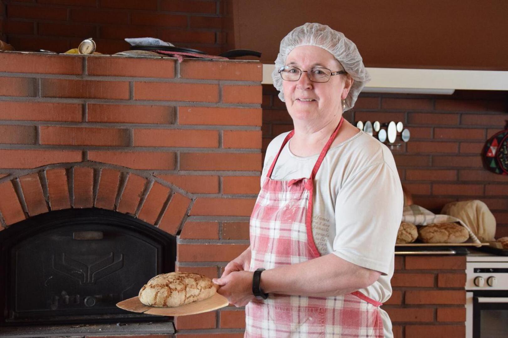 Irja Rautio nauttii leipomisesta, ja kuuntelee usein musiikkia tehdessään tuvassa töitä aikaisesta aamusta asti.
