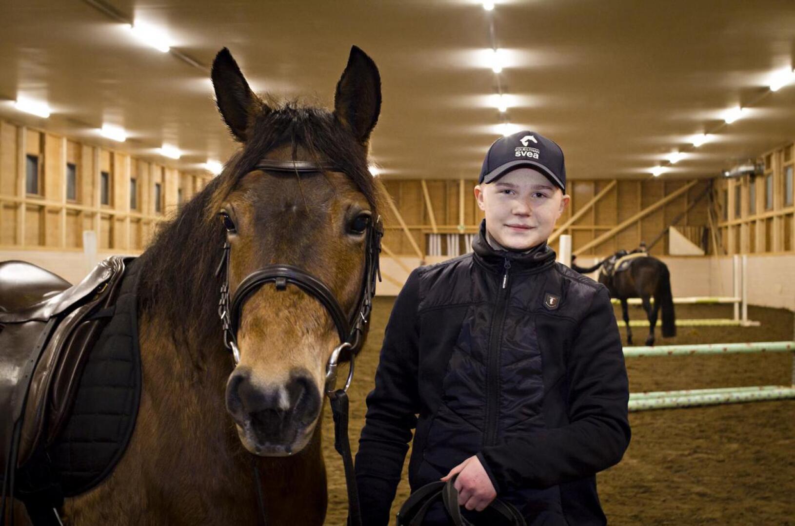 Eemeli Mehtälä käy katsomassa ja hoitamassa hevostaan päivittäin tallilla Hiekkasärkillä ja myös ratsastaa useimpina päivinä.