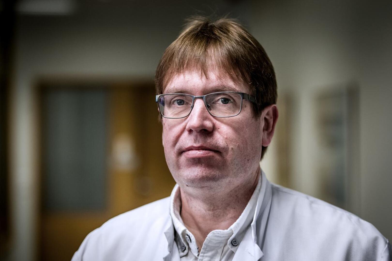 Soiten infektioylilääkäri Marko Rahkonen myöntää, että koronaepidemian tiivis hoito näkyy viime vuoden ansiotuloissa. Työtuntejaan hän ei ole kuitenkaan laskenut. 
