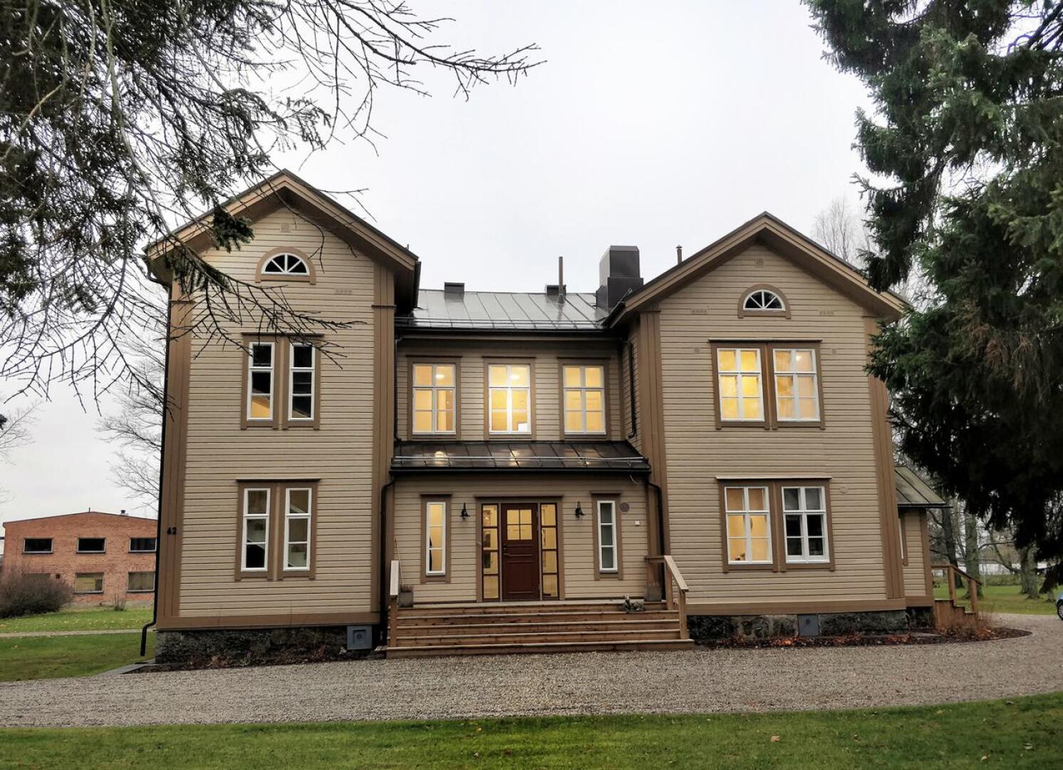 Carl Johan Thóden vuonna 1869 rakennuttaman huvilan Villa Rauhalan arkkitehtuuri on tiettävästi lääninarkkitehti Theodor Granstedtin käsialaa. Kuva etupihalta Alholmintielle. 