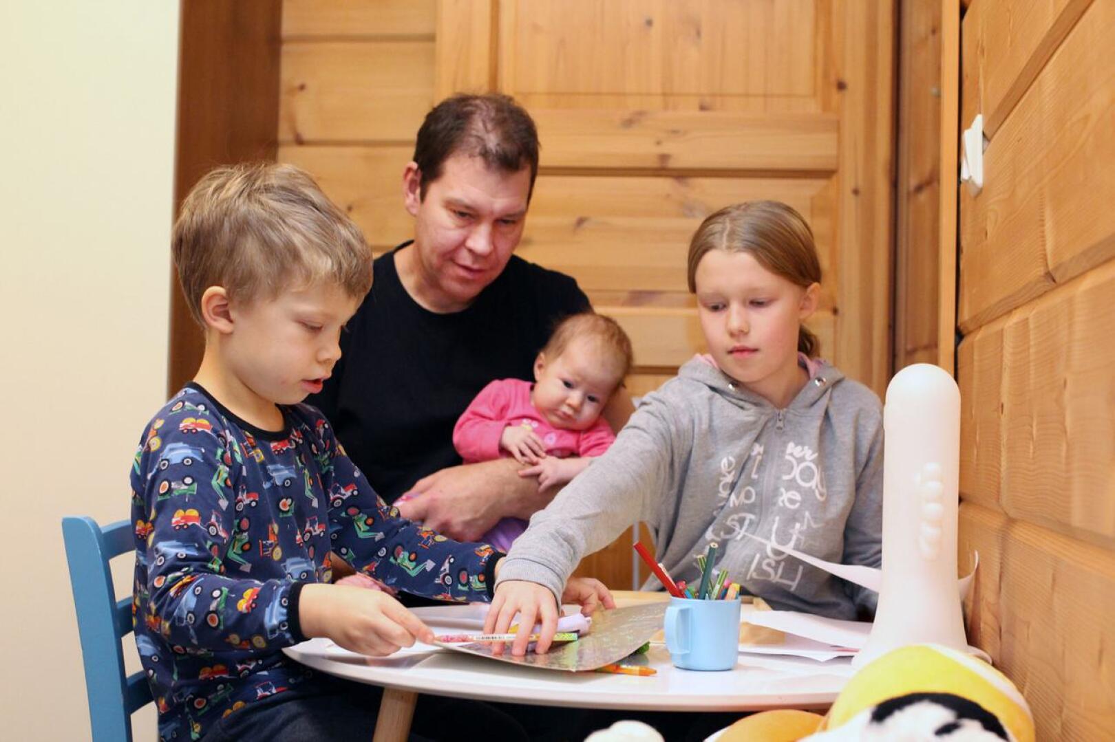 Harri Sadinsalo puuhailee mielellään yhdessä lastensa Lassen, Sonjan ja Niinan kanssa.