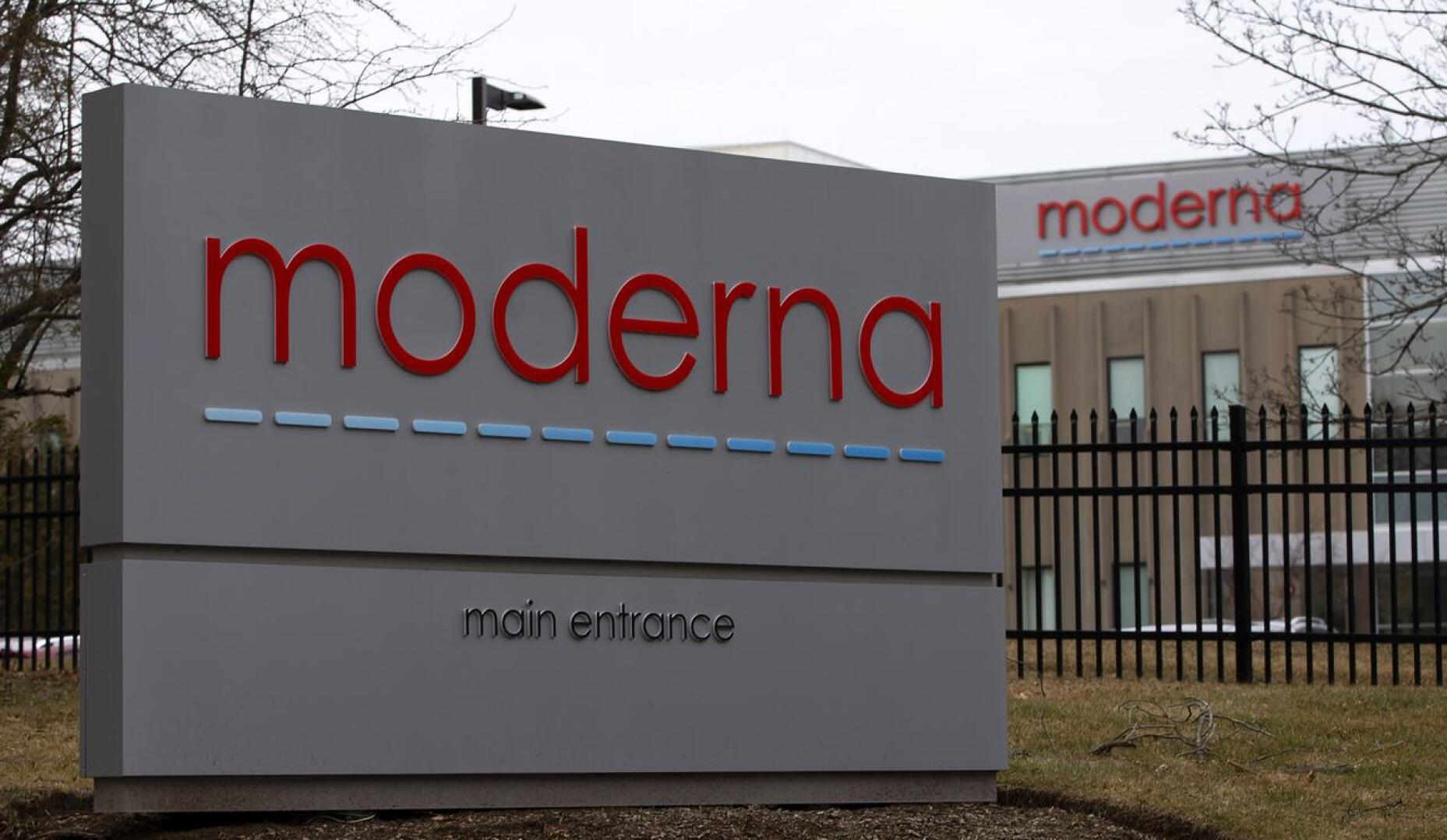 Lääketehdas Modernan pääsisäänkäynti Massachusettsin Norwoodissa Yhdysvalloissa. Moderna ilmoitti maanantaina hakevansa heti hyväksyntää koronarokotteensa käytölle.