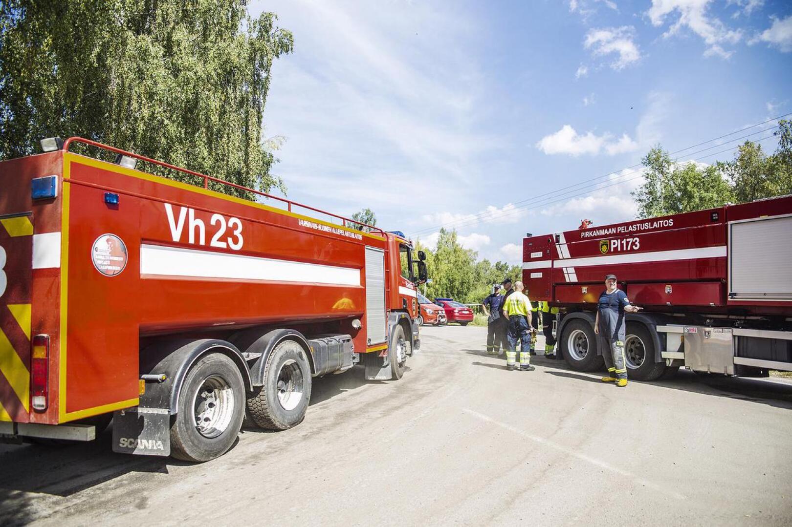 Pyhärannan sammutustöissä auttavat Varsinais-Suomen pelastuslaitoksen ja vapaapalokuntalaisten lisäksi myös naapuripelastuslaitokset, kuten Pirkanmaan pelastuslaitos.