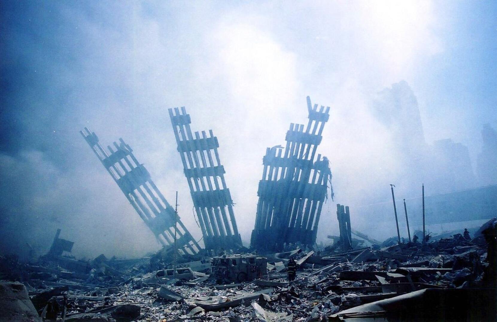 Savuavia raunioita Manhattanilla. Syyskuun 11. päivän terrori-iskuissa vuonna 2001 kuoli lähes 3 000 ihmistä.