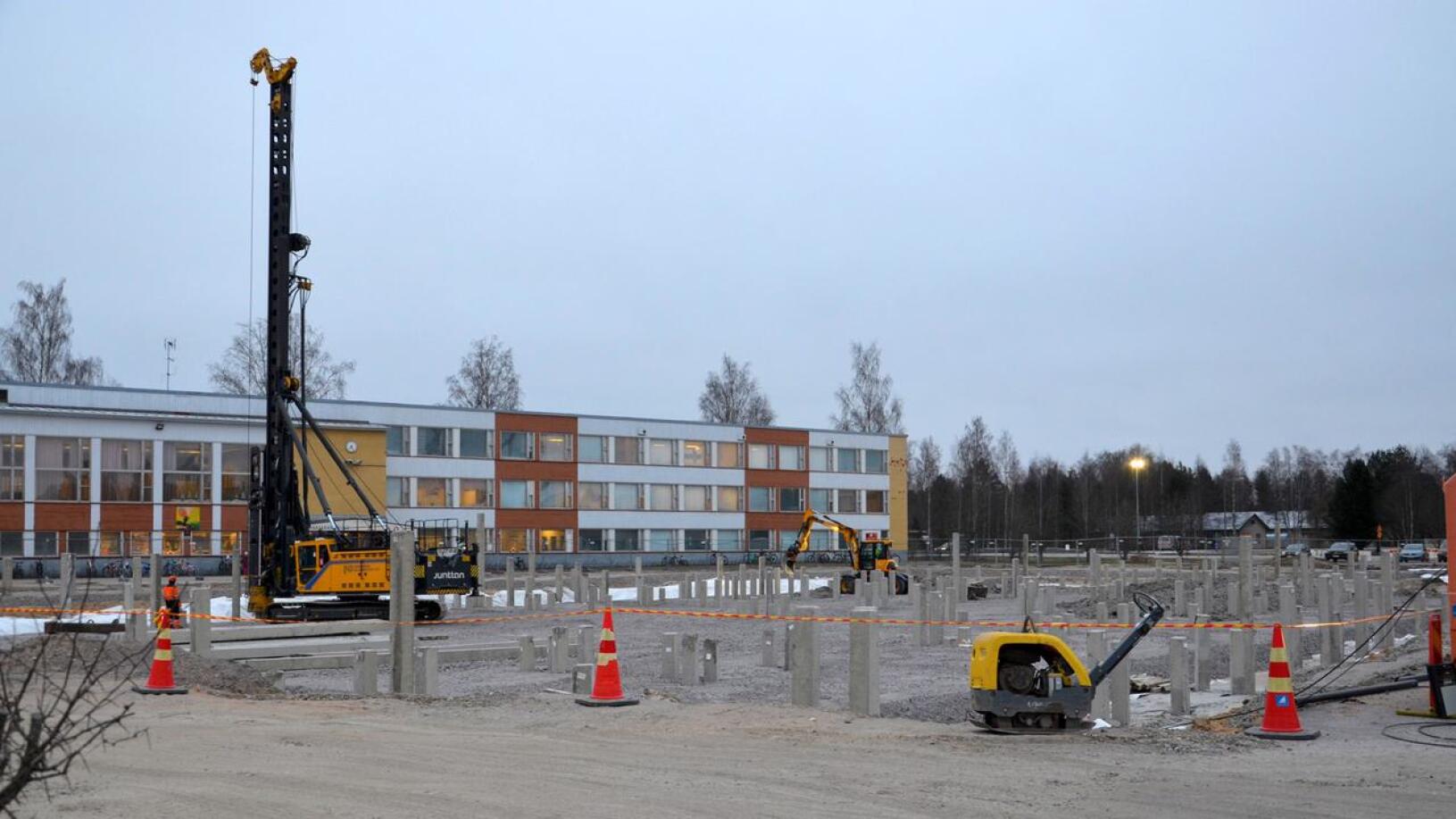 Raasakan koulun työmaa Kannuksessa nielee ylivoimaisesti suurimman osan Kannuksen ensin vuoden investointimenoista, mutta teitäkin halutaan kunnostaa.