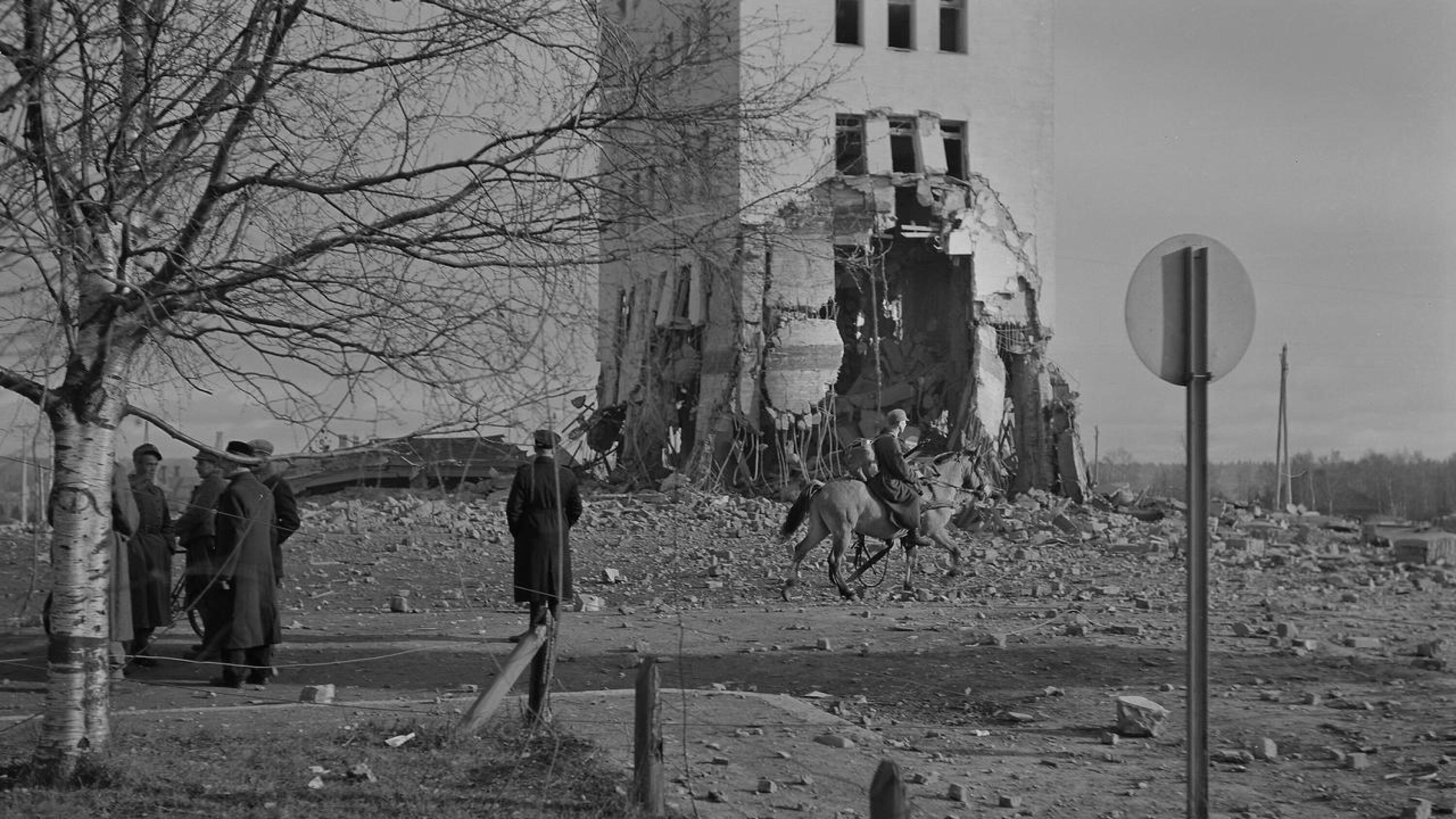 Kemin kaupungintalo yritettiin räjäyttää 7.–8. lokakuuta 1944. Kuvat vaurioita kärsineestä Kemin kaupungintalosta ovat Lapin sodan kuuluisimpia, ja kuvia on joskus kuvattu suomalaisen sisukkuuden symboleiksi.