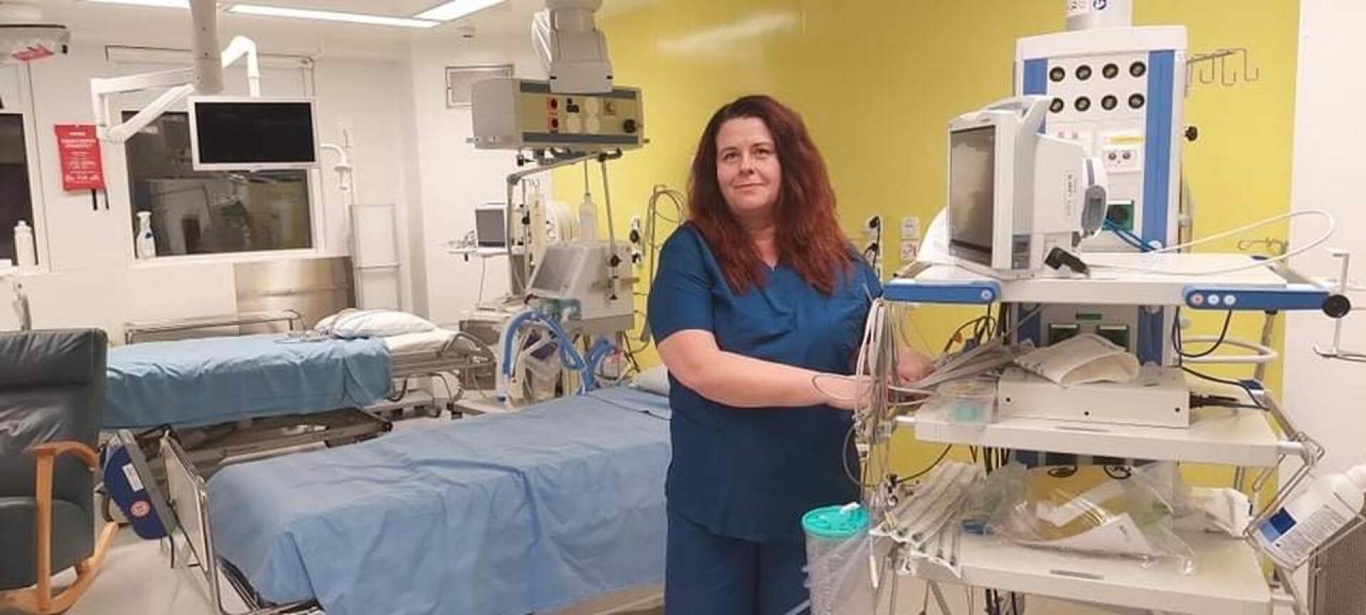Soiten sairaanhoitaja Sari Haakana työskentelee keskussairaalan teho-osastolla ja tarvittaessa koronateholla. 