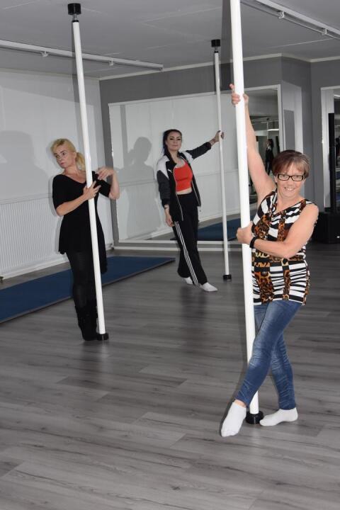 Uusissa tiloissa. Tanssi-ilmaisu AeroDance ry on muuttanut Tomujoen vanhalta koululta Himangan keskustaan. Tanssitangoissa Satu Roukala (vasemmalla), Tuula Torvi ja Iina Roukala.