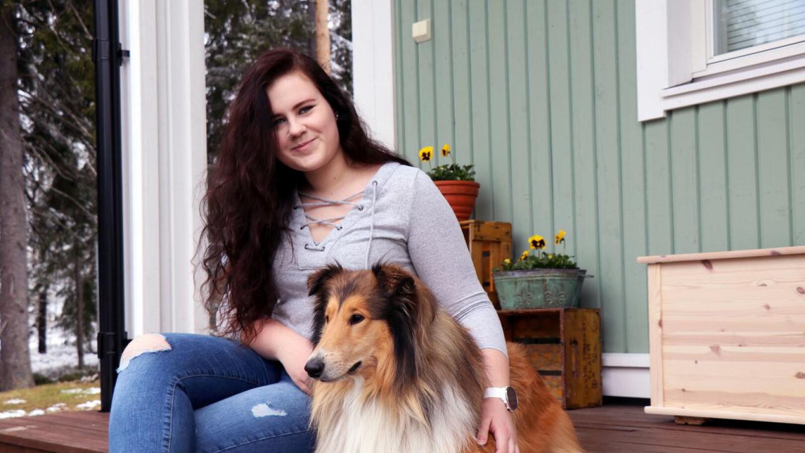 Alina Voutila suuntaa lukion jälkeen armeijaan, jossa hänellä on tavoitteena joko sotilaspoliisin tai sotakoiraohjaajan koulutus. Kuvassa Alinan kainalossa on perheen Rocky-koira.