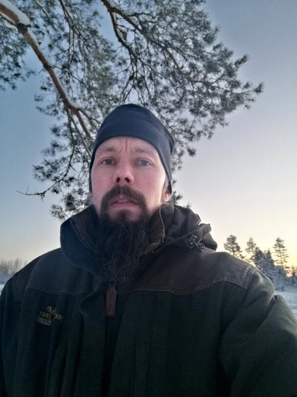 Metsäperän metsästysseuraan kuuluva Pekka Junttila on pyytänyt lähes kaikenlaista suomalaista riistaa, karhusta lähtien (2015). Kettuporukassa kuin muussakin jahdissa hänellä on apunaan kaksi mäyräkoiraa.
