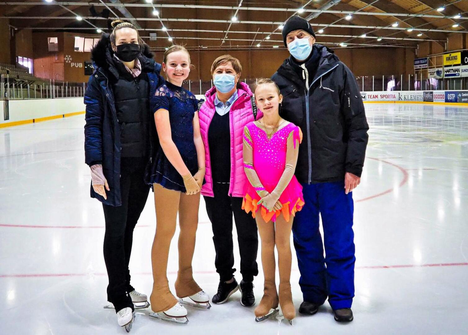 Valmentajat Jenni Sulkakoski, Tatiana Kuksinskaja ja Vladimir Kuksinski sekä taitoluistelijat Frida Brännbacka ja Sanni Tervaskangas.