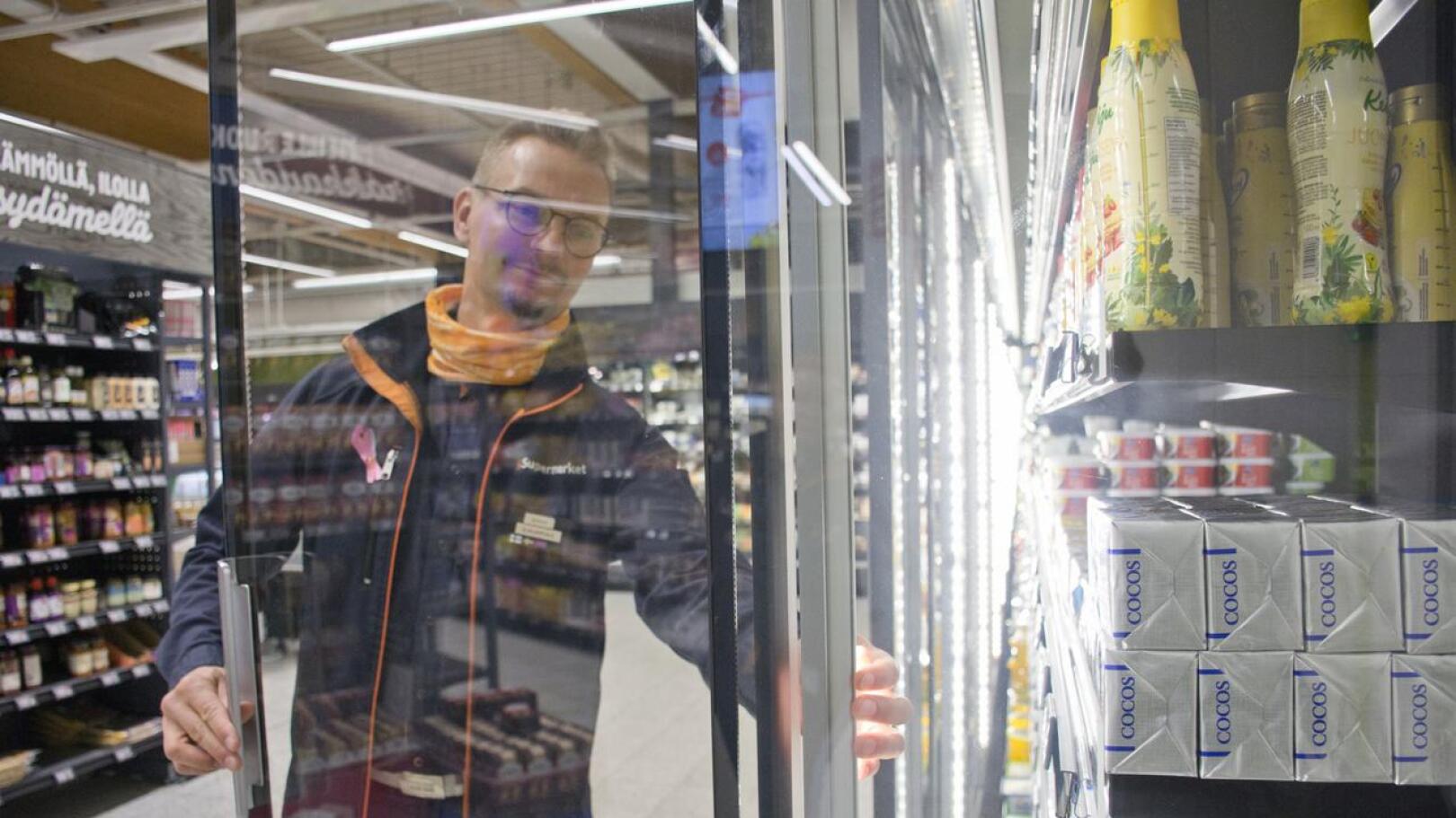 K-Supermarketin kauppias Juha Leskelä esittelee kylmäkaappien aikaohjattuja led-valoja, jotka ovat päällä vain silloin kun kauppa on auki.