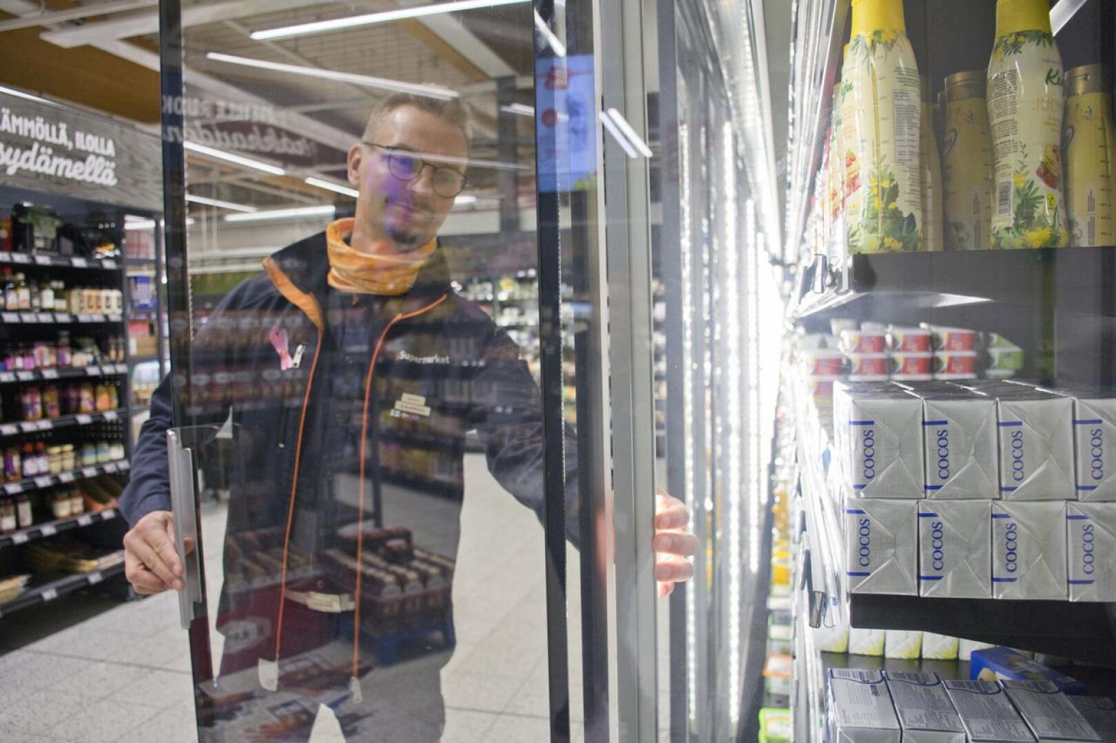 K-Supermarketin kauppias Juha Leskelä esittelee kylmäkaappien aikaohjattuja led-valoja, jotka ovat päällä vain silloin kun kauppa on auki.