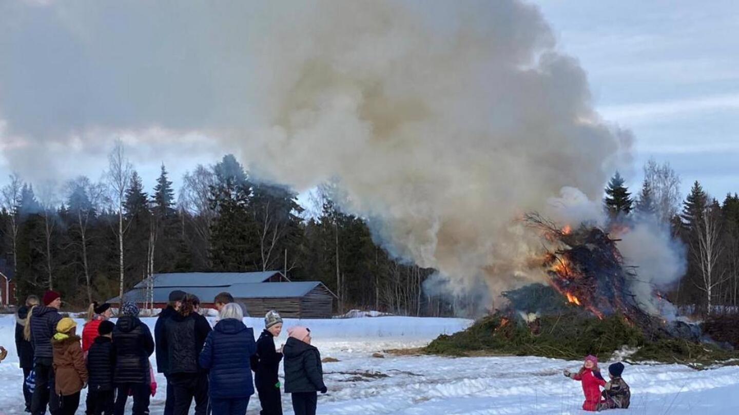 Vähäkangas-Pylväs kyläyhdistyksen kokko poltettiin tällä kertaa Ängesleväntien varressa.