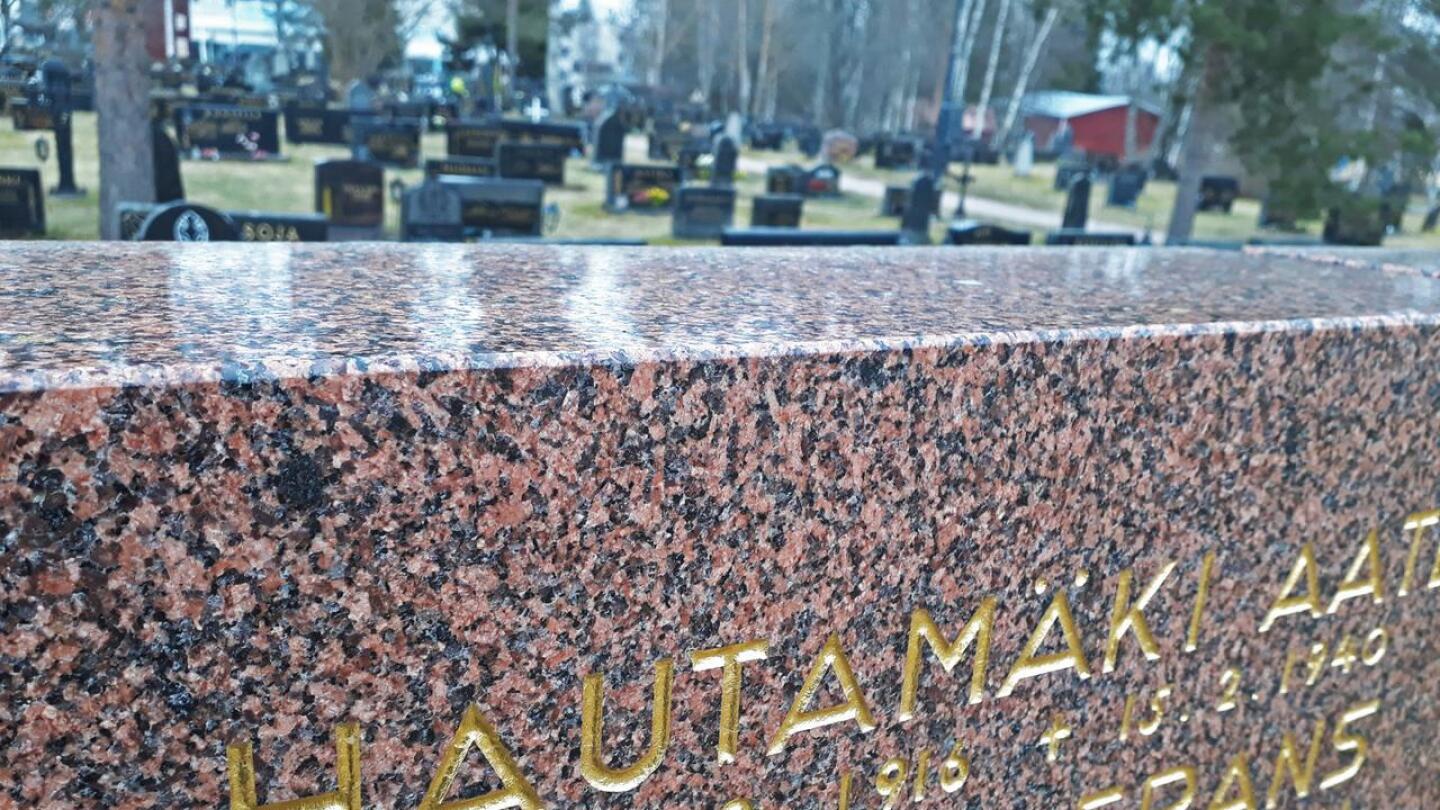 Aate Hautamäki on haudattu Nivalan kirkkomaahan poissaolevana.