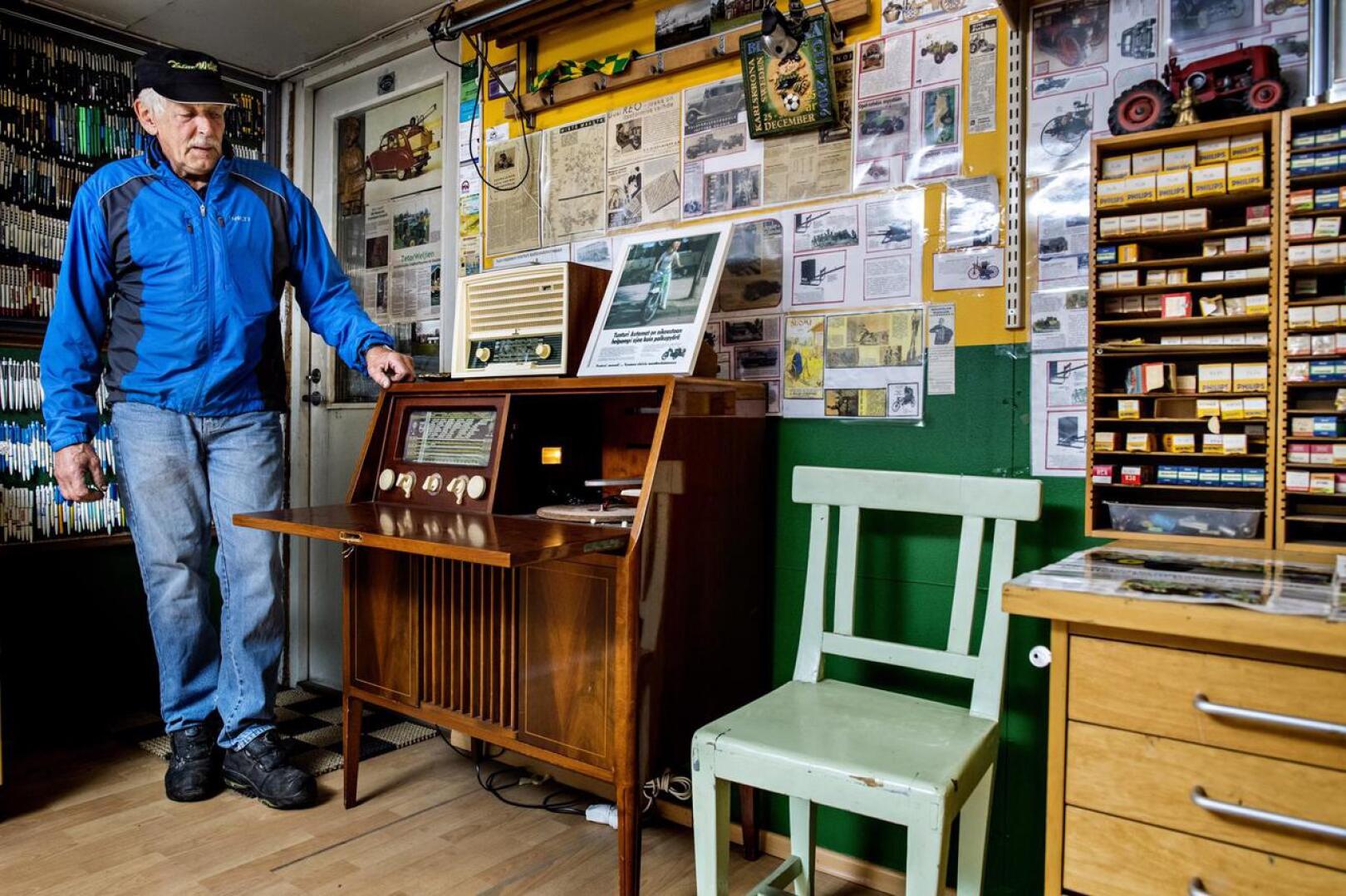 Raimo Takkunen keräilee vanhoja radioita, mainoksia ja kuulakärkikyniä.