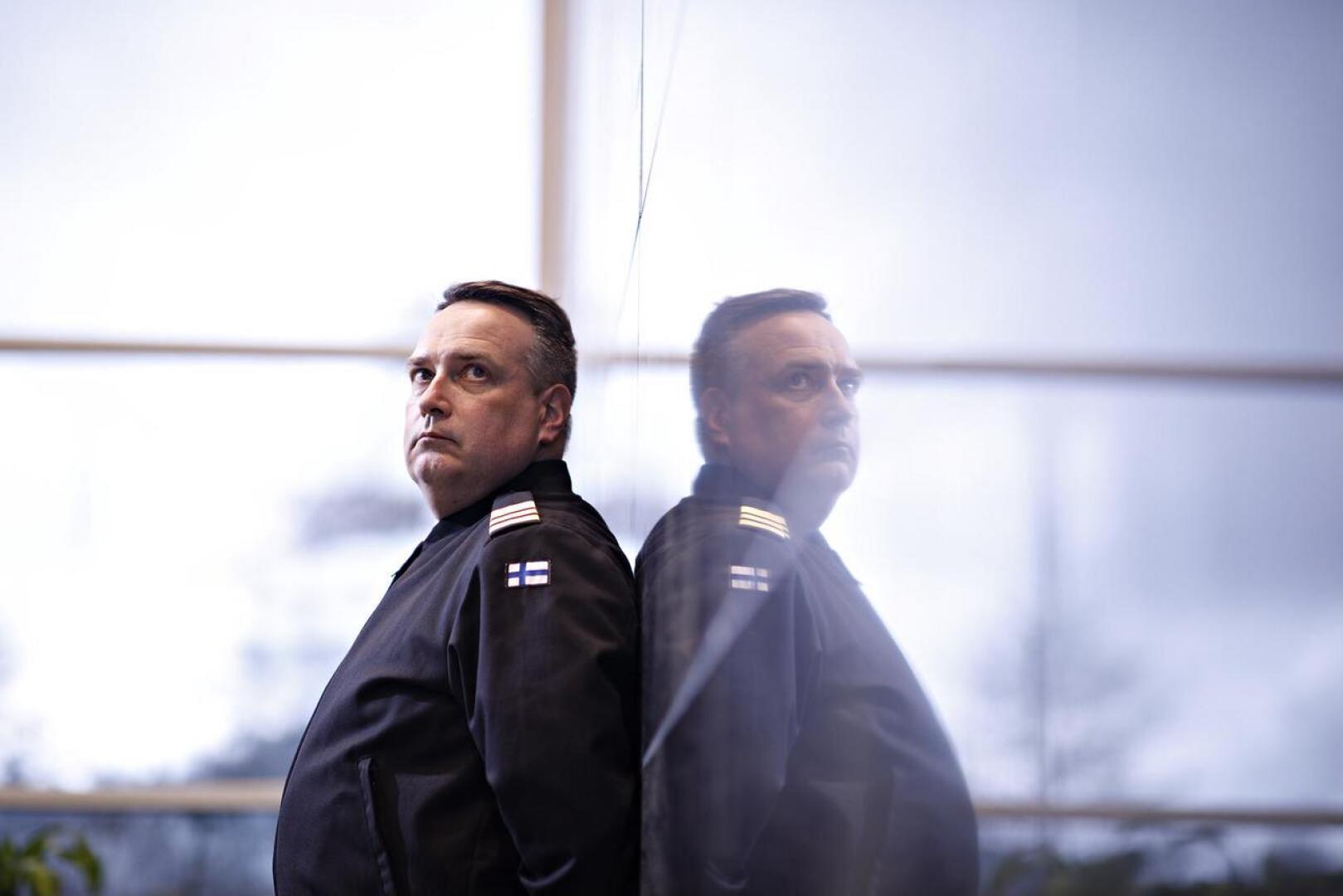 Puolustusvoimien kyberyksikön toiminta on hyvin salamyhkäistä. Everstiluutnantti Harry Kantola toimii kyberosaston osastopäällikkönä johtamisjärjestelmäkeskuksessa Jyväskylässä.