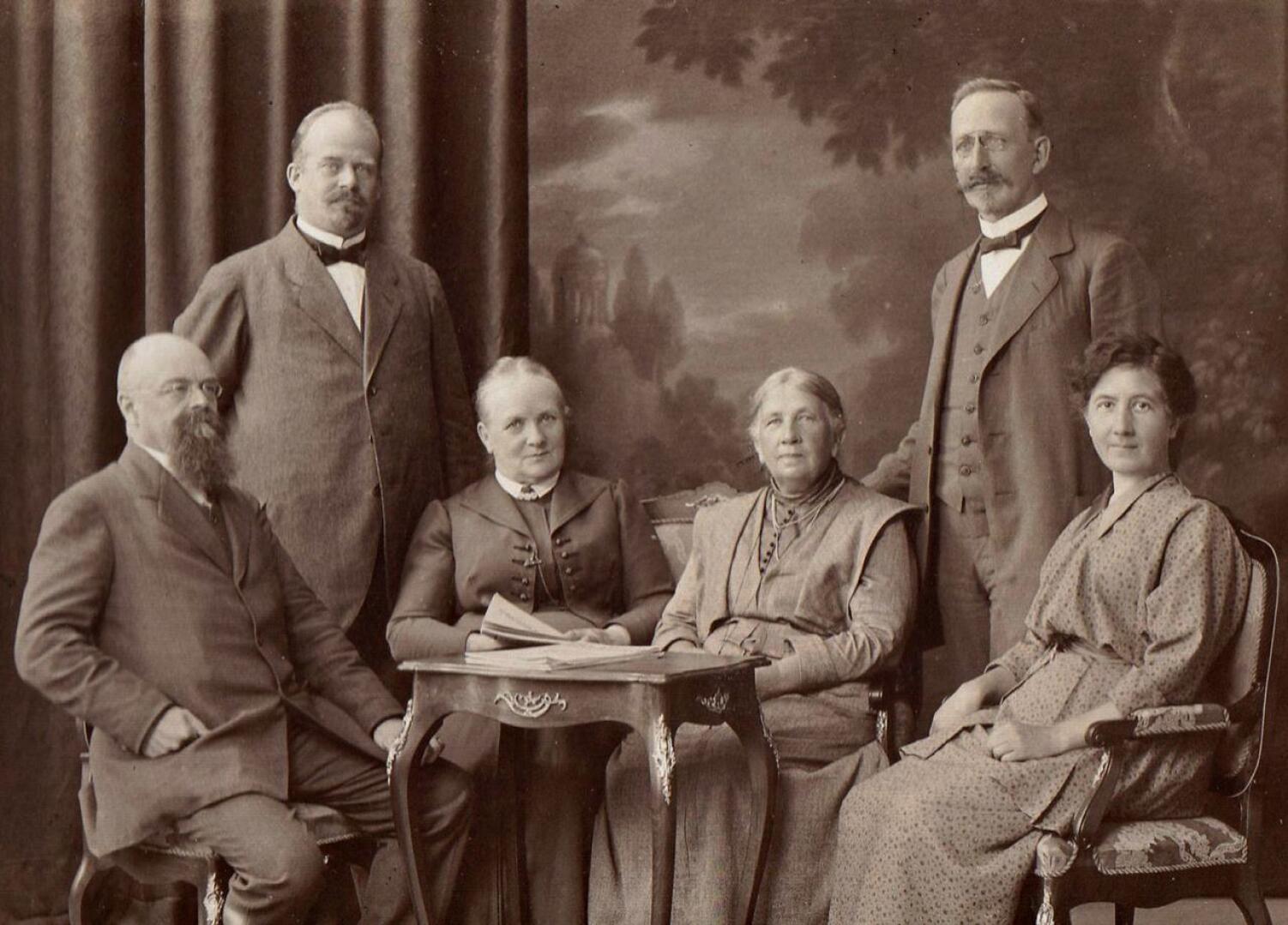 Nora Pöyhönen oli Suomen kotitalouskomiteassa kehittämässä kotitalousopetusta. Kuvassa vuosien 1908-1914 kotitalouskomitea: J. Hakulinen, Ida Yrjö-Koskinen, Nora Pöyhönen, Jenny Elfving, Bruno Grant-Ilmoniemi ja Uuno Brander.