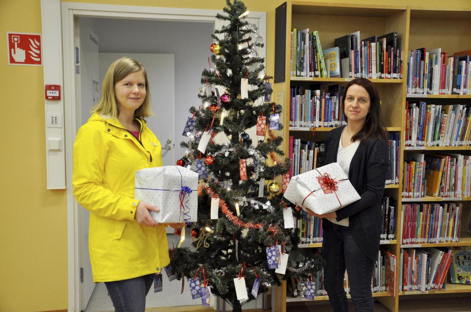Jouluiloa. Laura Remesaho ja Tiina Keskisipilä toivovat Toholammin kirjastoon pystytetyn joulupuun juurelle tulevan paljon paketteja lasten ja nuorten iloksi.