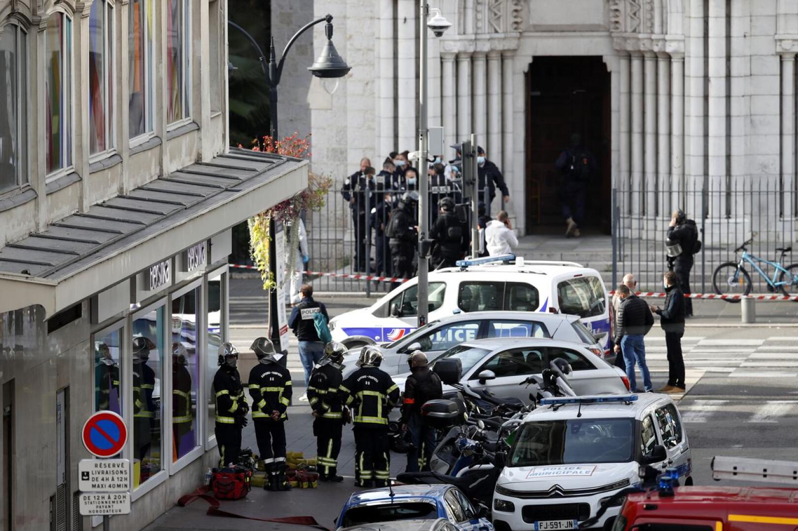 Poliisit seisoivat Notre Damen kirkon edustalla Nizzassa veitsihyökkäyksen jälkeen.