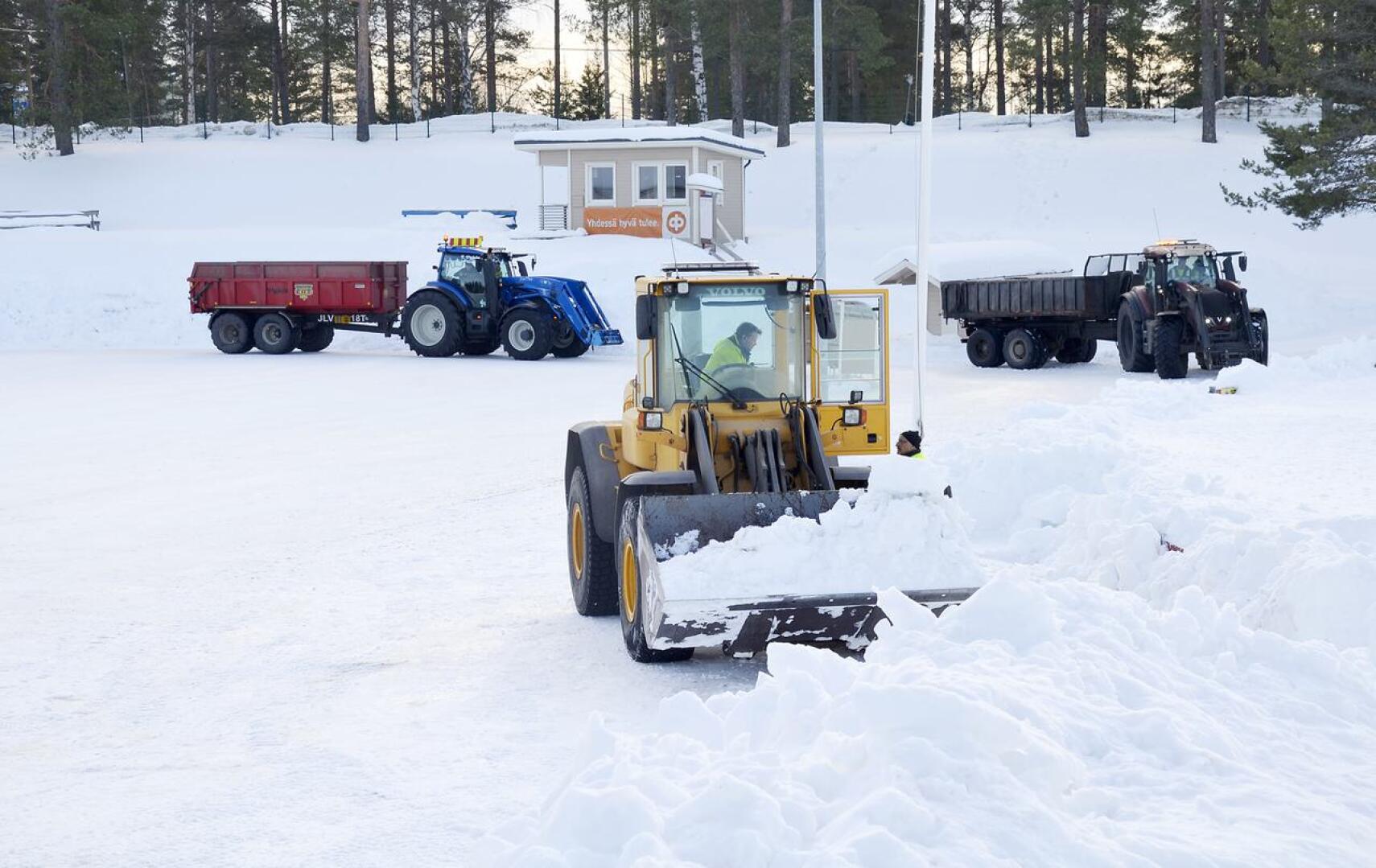 Oulaisten kaupungin tekninen toimi ostaa paikallisilta koneurakoitsijoilta muun muassa lumenajoa, jota menneenä talvena oli paljon.