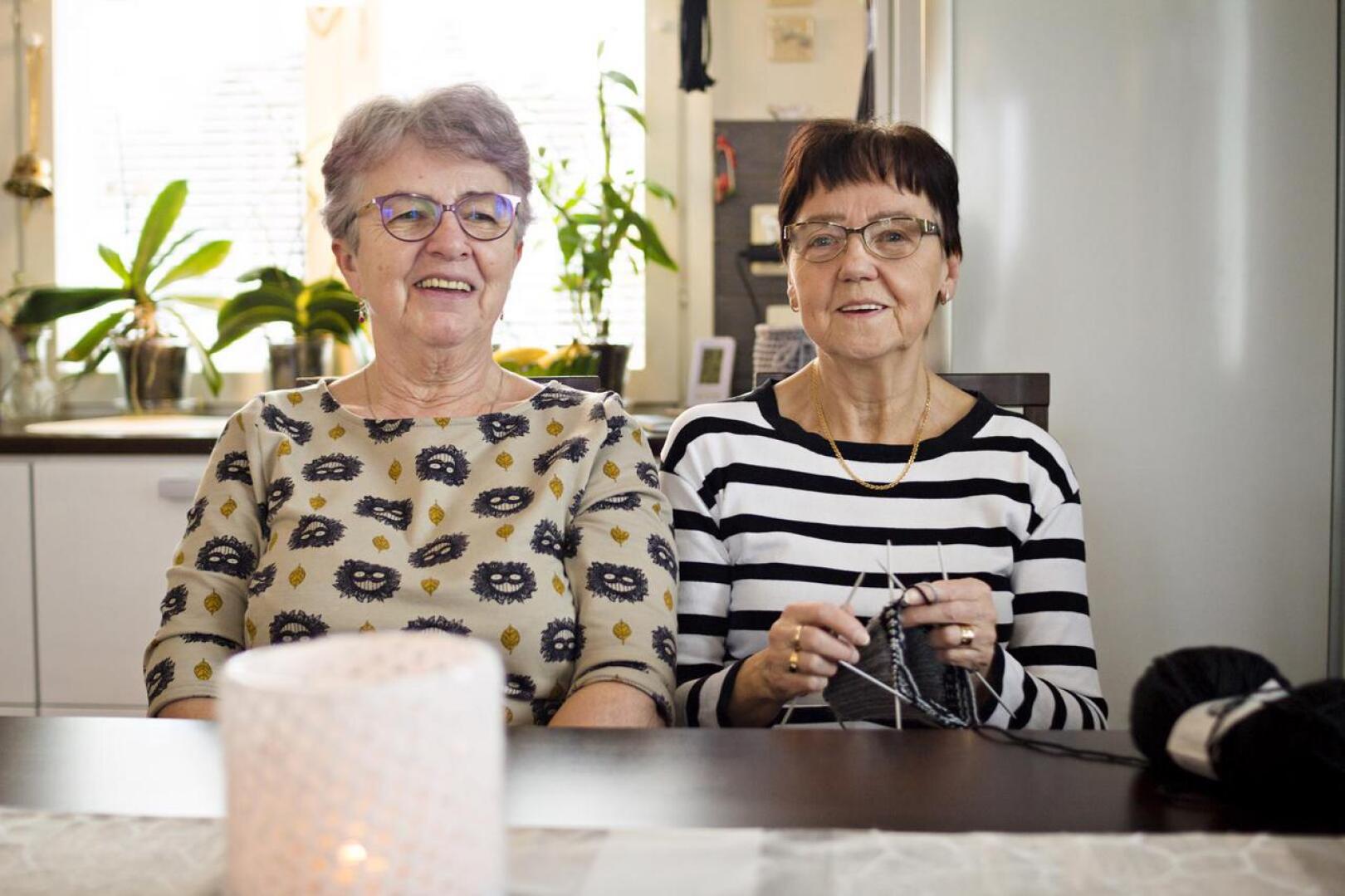 Maritta ja Sirkka Ijäs ovat innokkaita käsityöharrastajia ja osallistuvat Virkkausta ja viiniä –tapahtumaan tänään perjantaina.