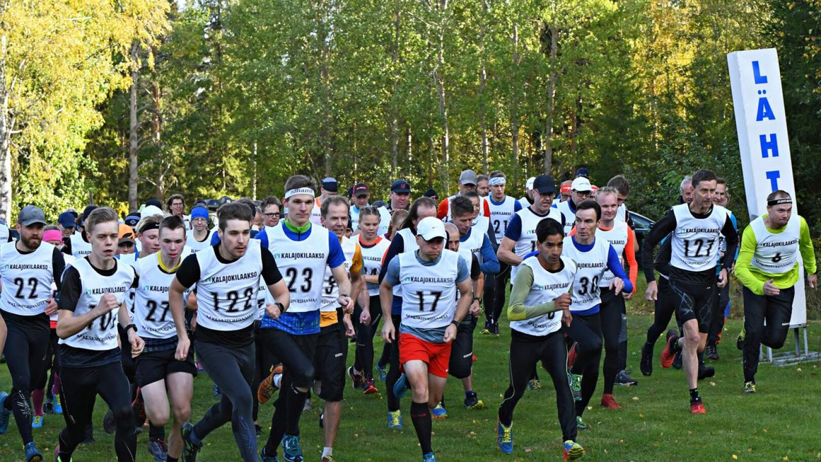 Juoksijat ampaisivat lähtölaukauksen saattelemana Törmälän maastoihin. Numerolla kahdeksan kilpaillut Ravinder Kohtaniemi otti paikansa kärjessä heti paukusta alkaen. 