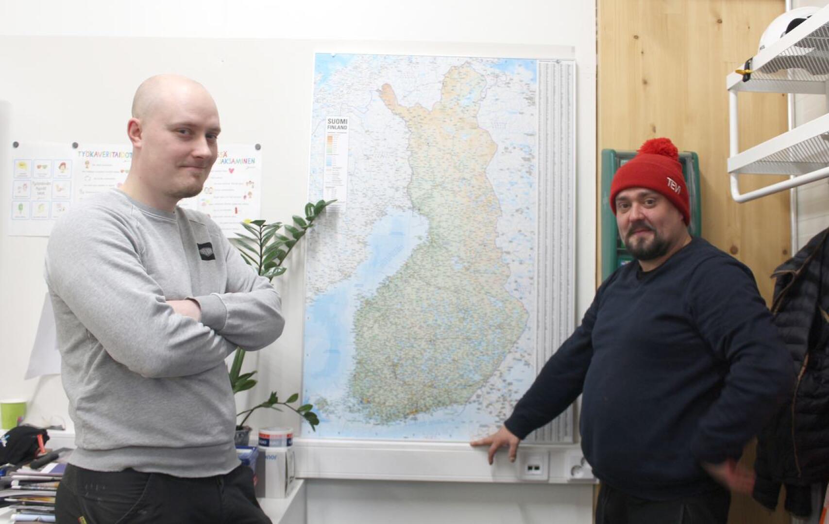 Ville Vainio ja Tero Turvanen kartan luona, johon on merkitty työkeikat.