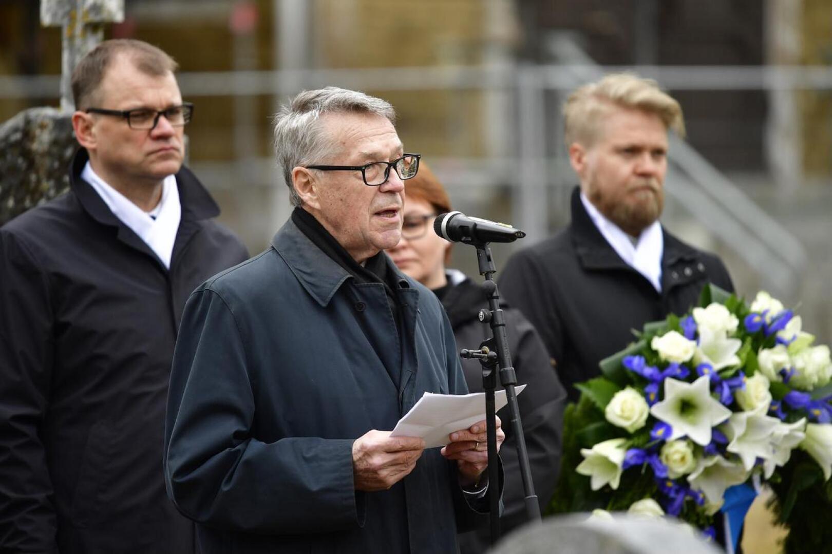 Entinen eduskunnan puhemies ja ministeri Matti Ahde piti puheen Sovinnonpuheen juhlan alkajaisiksi Nivalan kirkkomaalla.