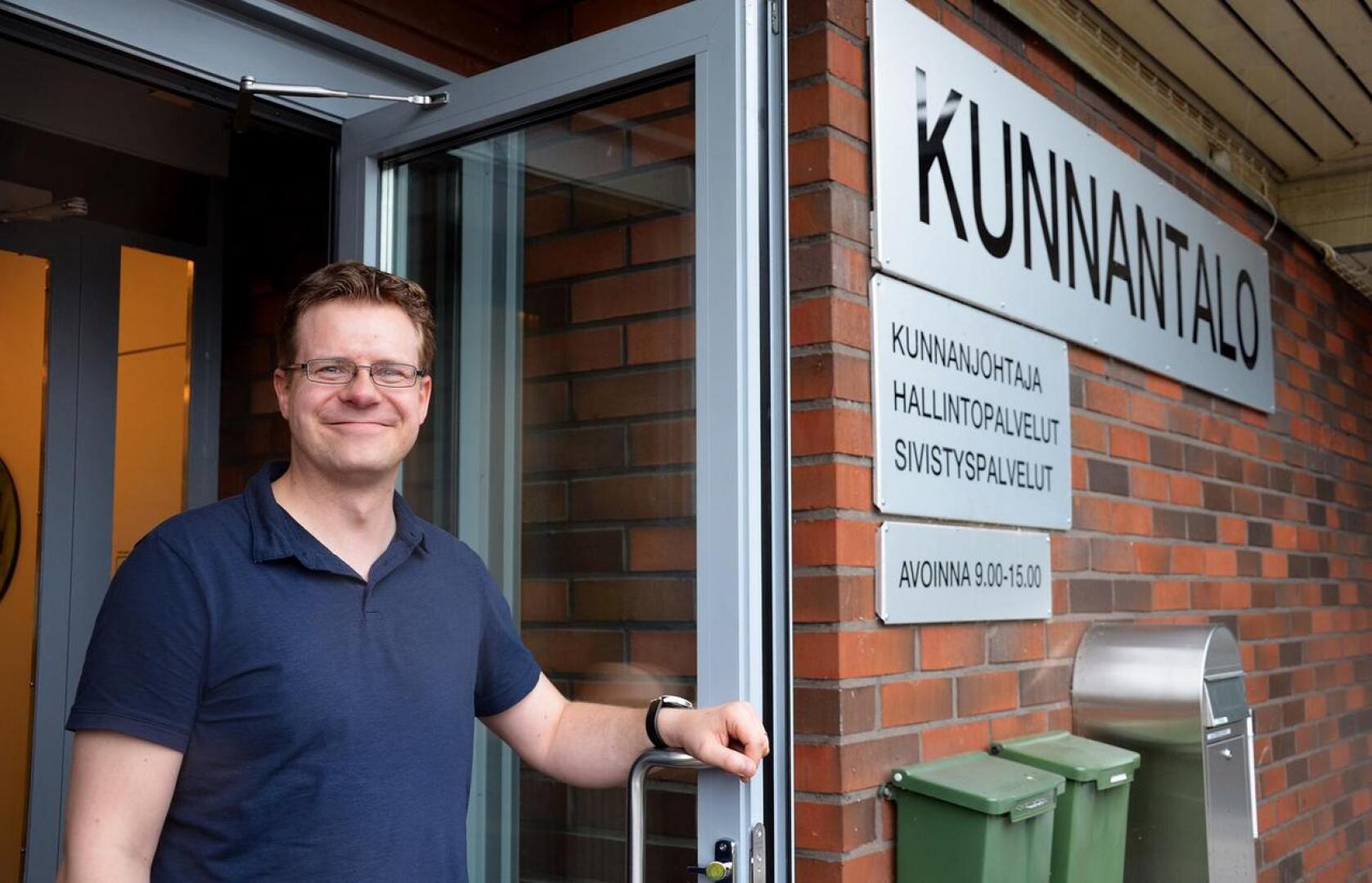 Matti Pulkkinen toivoo, että kuntalaiset tulisivat juttelemaan hänen luokseen kunnantalolle tai ottaisivat kylillä kiinni hihasta, jos on asiaa.