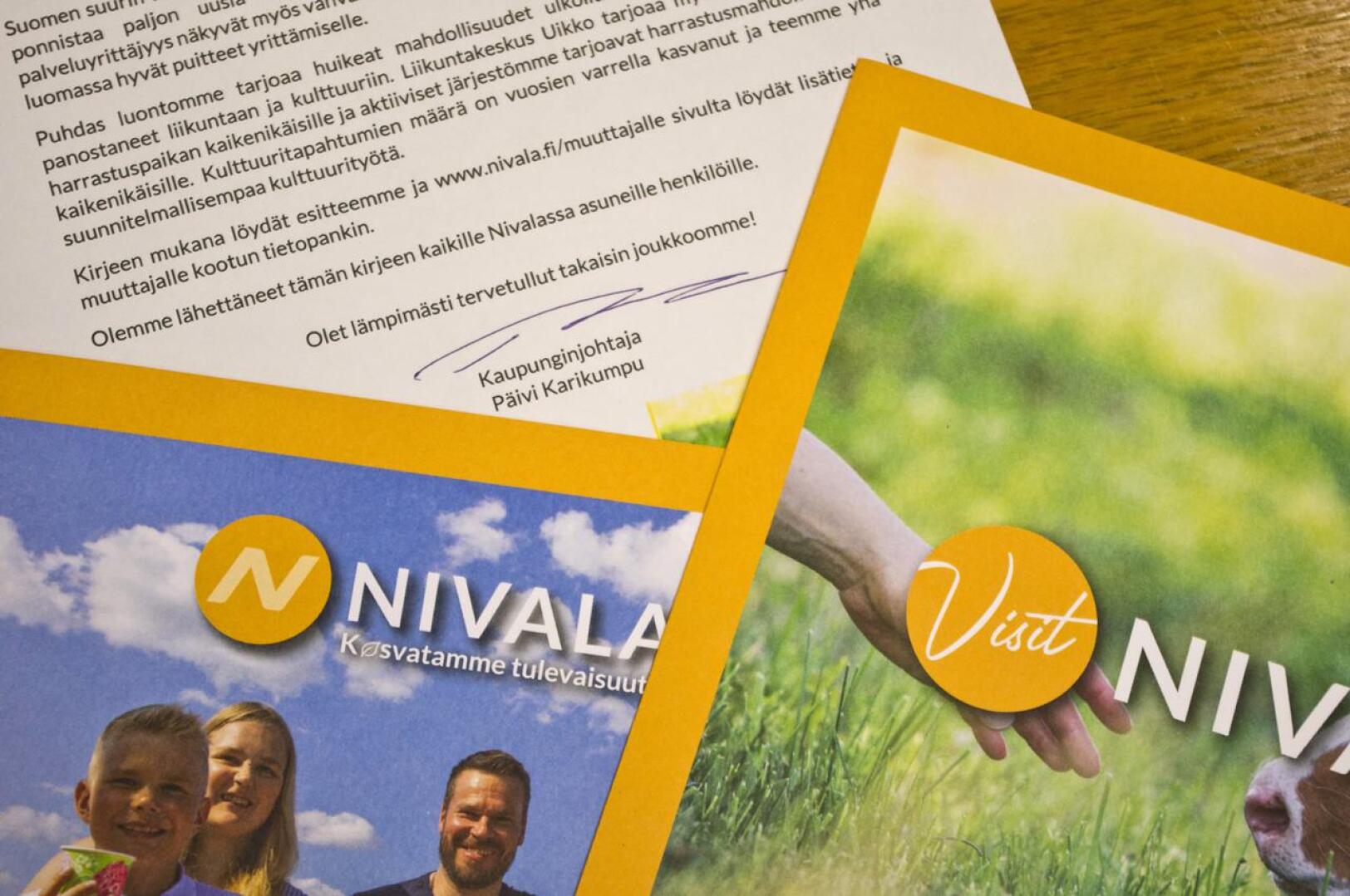 Kaupungin paketissa on kaupunginjohtajan kirje ja kaksi esitettä Nivalasta.