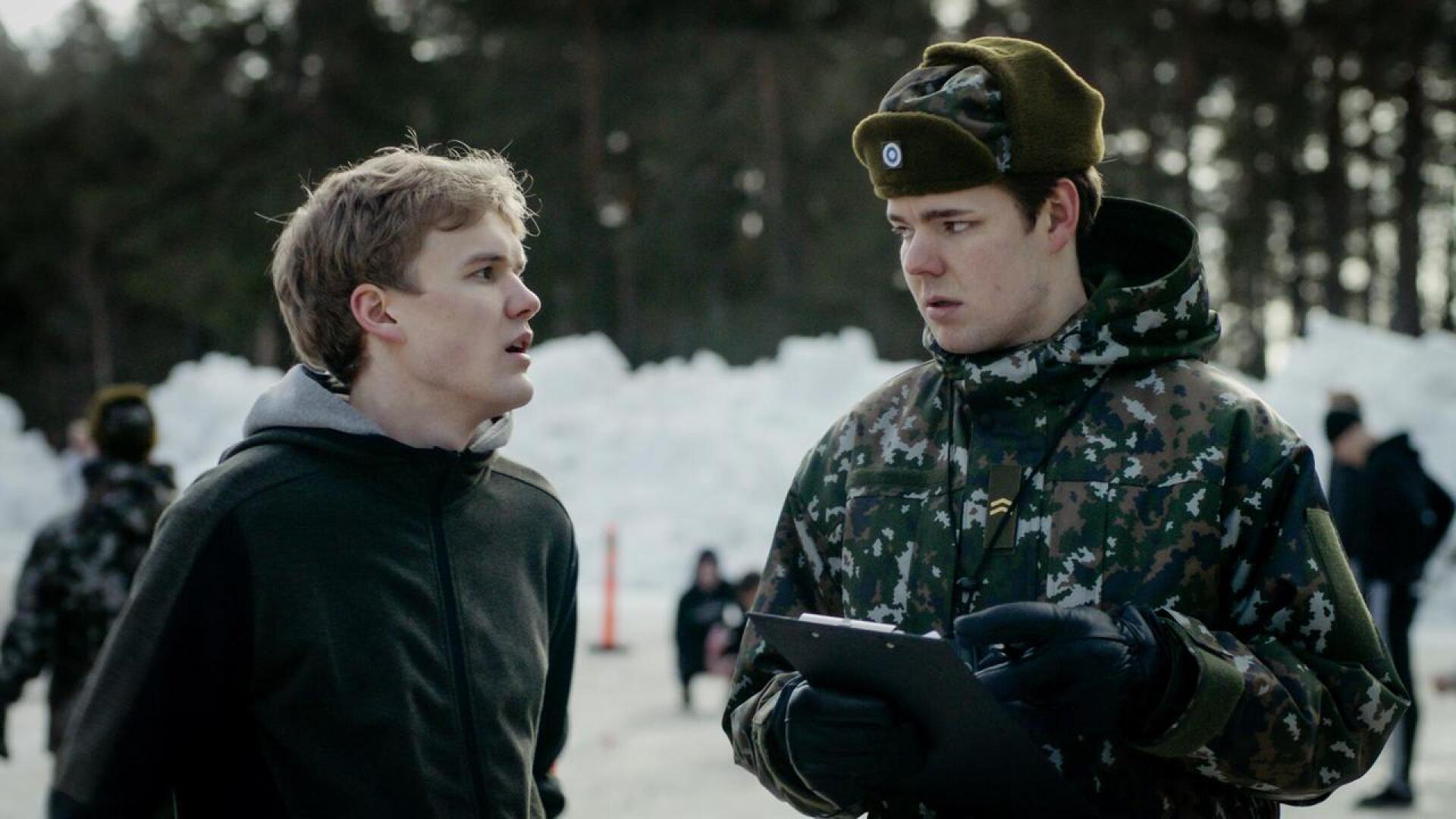 Kakaroissa Joona (Vincent Kinnunen) joutuu kohtaamaan armeijan kaikkien aikojen kettumaisimman alikessun (Aaro Airola).