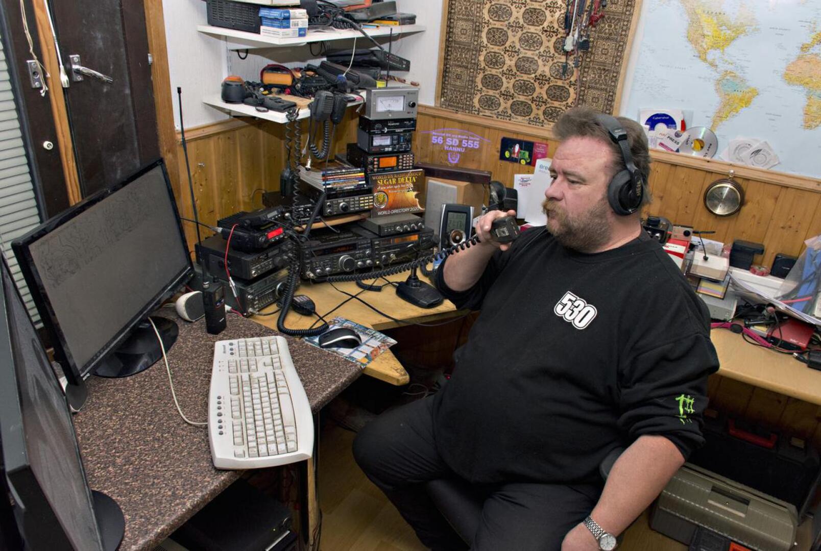 Hannu Tiluksen radiopöydällä on monenlaista radiota. LA-puhelimen kautta hän on ollut aalloilla jo 80-luvun puolivälistä lähtien.