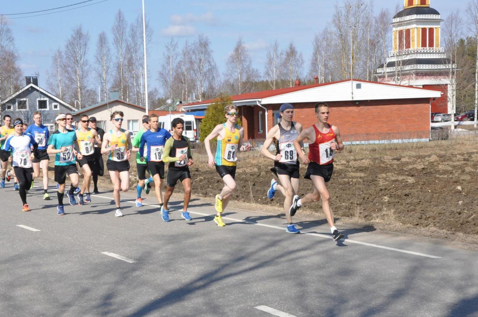 Norpan lenkki päästiin edellisen kerran juoksemaan keväällä 2019. Tuolloin voiton vei Nivalan Miika Tenhunen (numero 18).