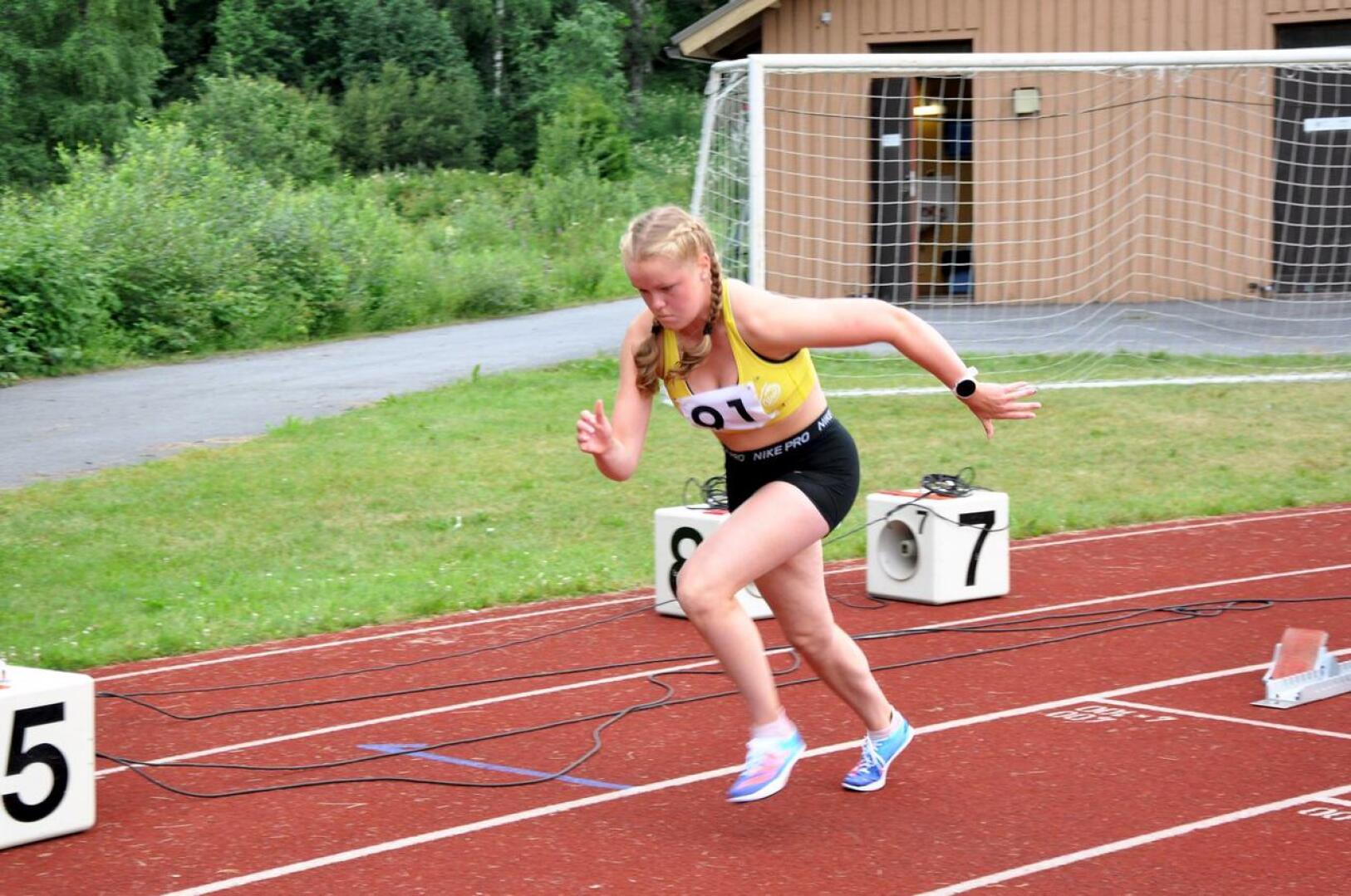 Hopealle. Kannuksen Uran Anna Lukkarila starttasi IF Åsarnan järjestämissä kilpailuissa 400 metrin aitoihin.