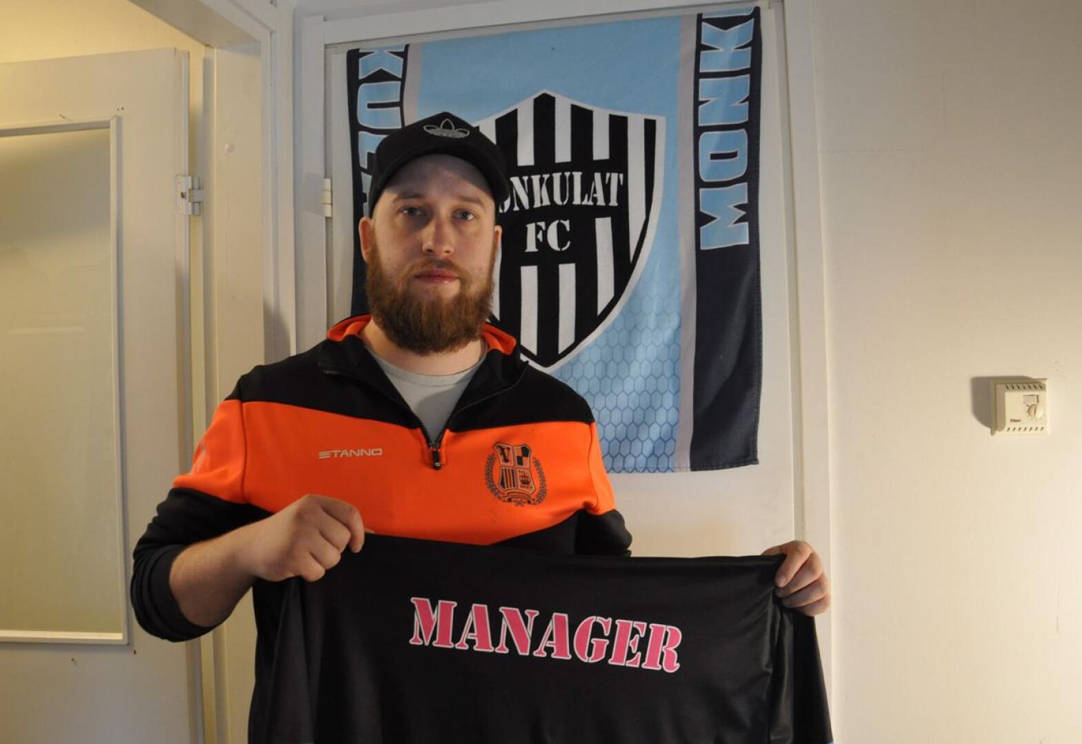 Teijo Saarikettu on pelannut sekä Monkuloissa että Väsymättömissä ja toimii tällä hetkellä myös joukkueenjohtajana.