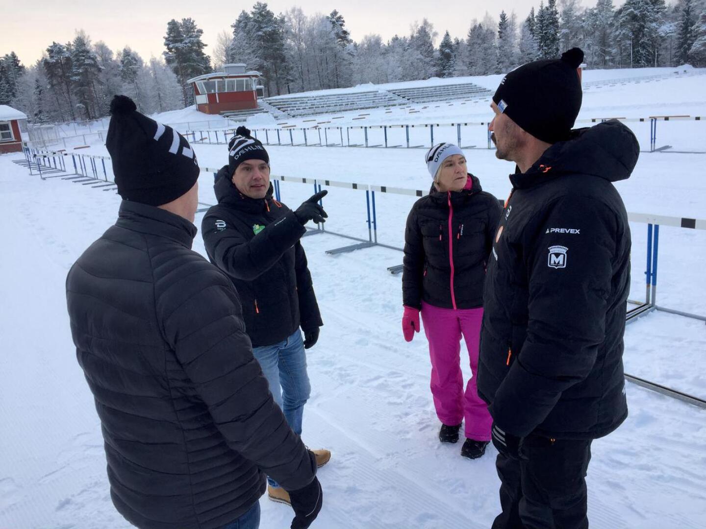Kisaorganisaation edustajat Thomas Wannäs, Thomas Wikblom, Barbro Eriksson ja Jan Wiik tulevan maakuntaviestin lähtö- ja maalialueella.