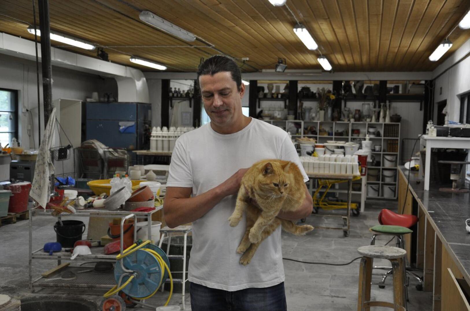 Antti Iso-Pahkala on keramiikkapaja Iso-Pahkalan ja kahvila Seilin omistaja toisessa sukupolvessa. Hänen sylissään oleva kissa teki kotinsa pajalle muutama vuosi sitten.
