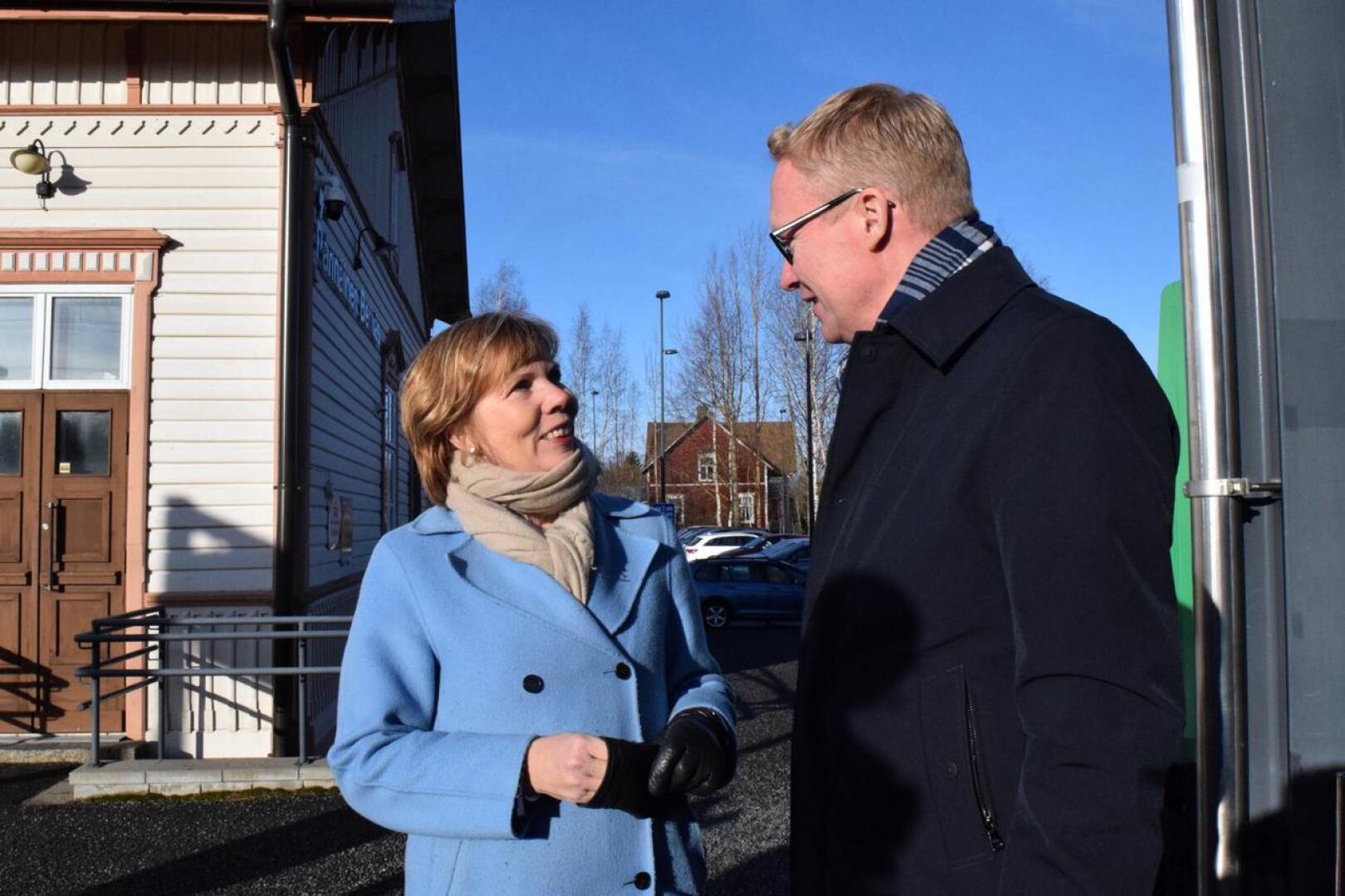 VR:n toimitusjohtaja Rolf Jansson vieraili maanantaina Pietarsaaressa oikeusministeri Anna-Maja Henrikssonin (r.) kutsusta. 