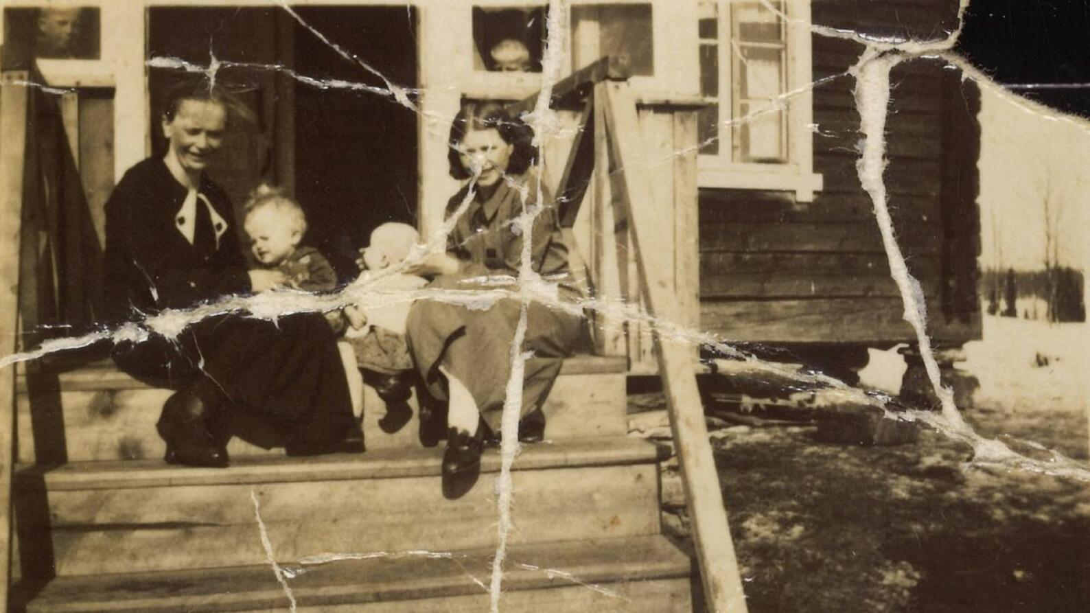 Maija oli kymmenlapsisen Parkkisen perheen kuopus (kuvassa toinen oikealta). Sallan Sovajärvellä sijaitseva lapsuudenkoti jäi talvisodassa rajan taakse. 