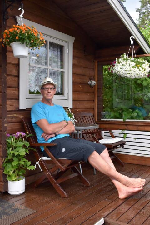 Onnea! Juhani Keskisipilä nauttii kesäilloista pihasaunansa terassilla. 