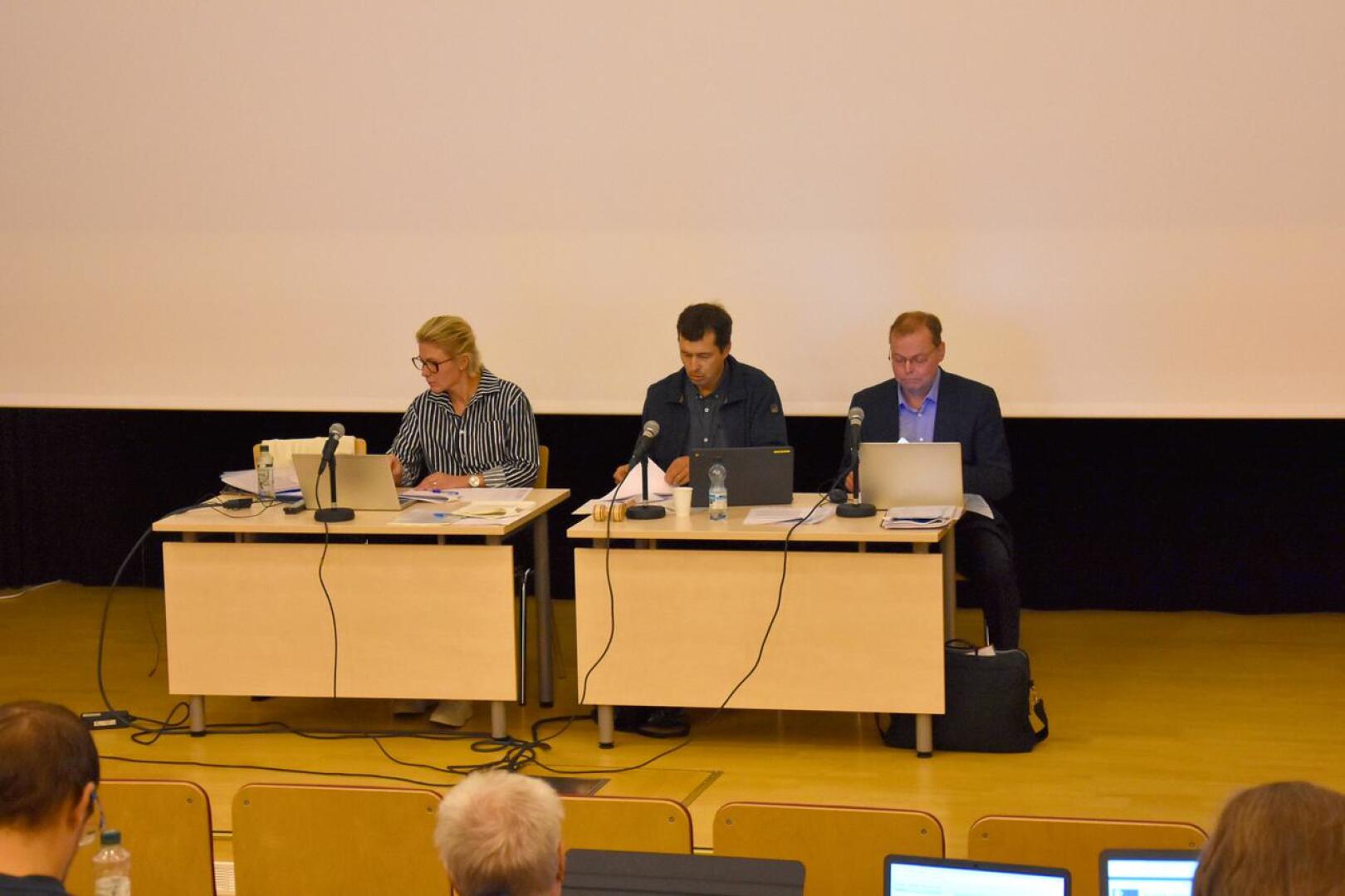 Anette Törmänen-Lindqvist on valittu Kalajoen hallintojohtajaksi. Kuvassa hän on Toholammin valtuuston kokouksessa syyskuussa 2020. Vierellä silloinen kunnavaltuuston puheenjohtaja Mika Ranta-Nilkku ja kunnanjohtaja Jukka Hillukkala.
