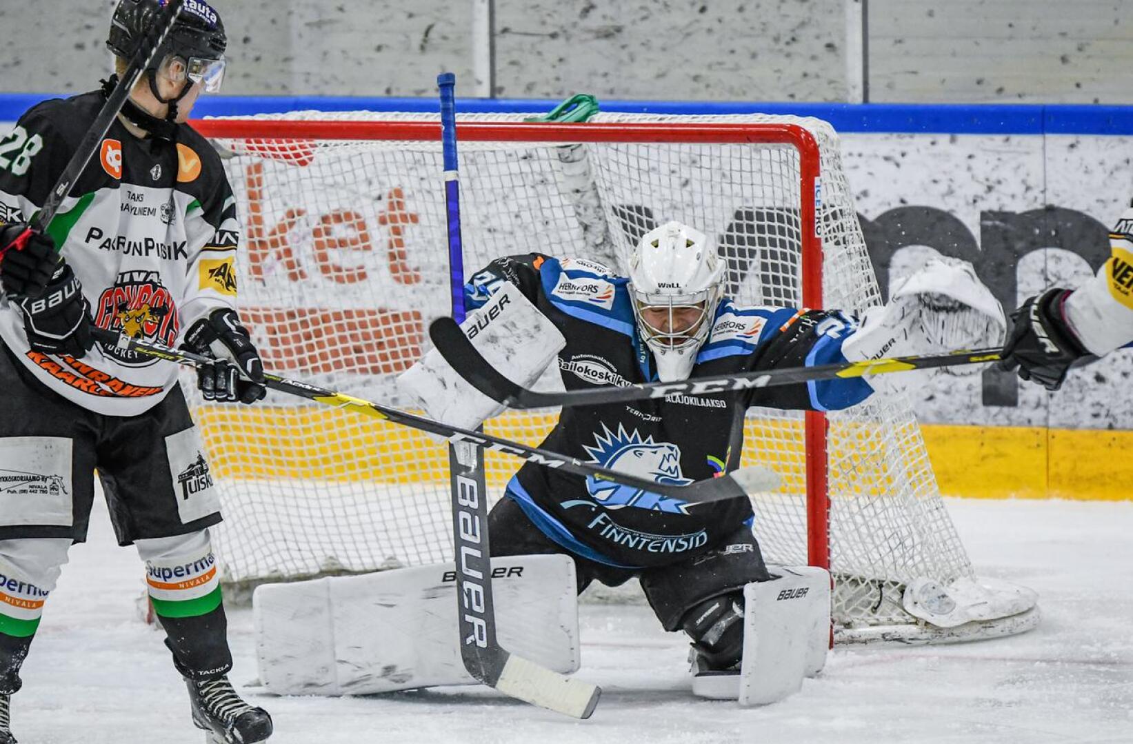 Ylivieskan Jääkarhut on aloittanut edustusjoukkueen rakentamisen ensi kaudelle jääkiekon II-divisioonaan. Kuvassa on maalivahti Taavetti Mattila.