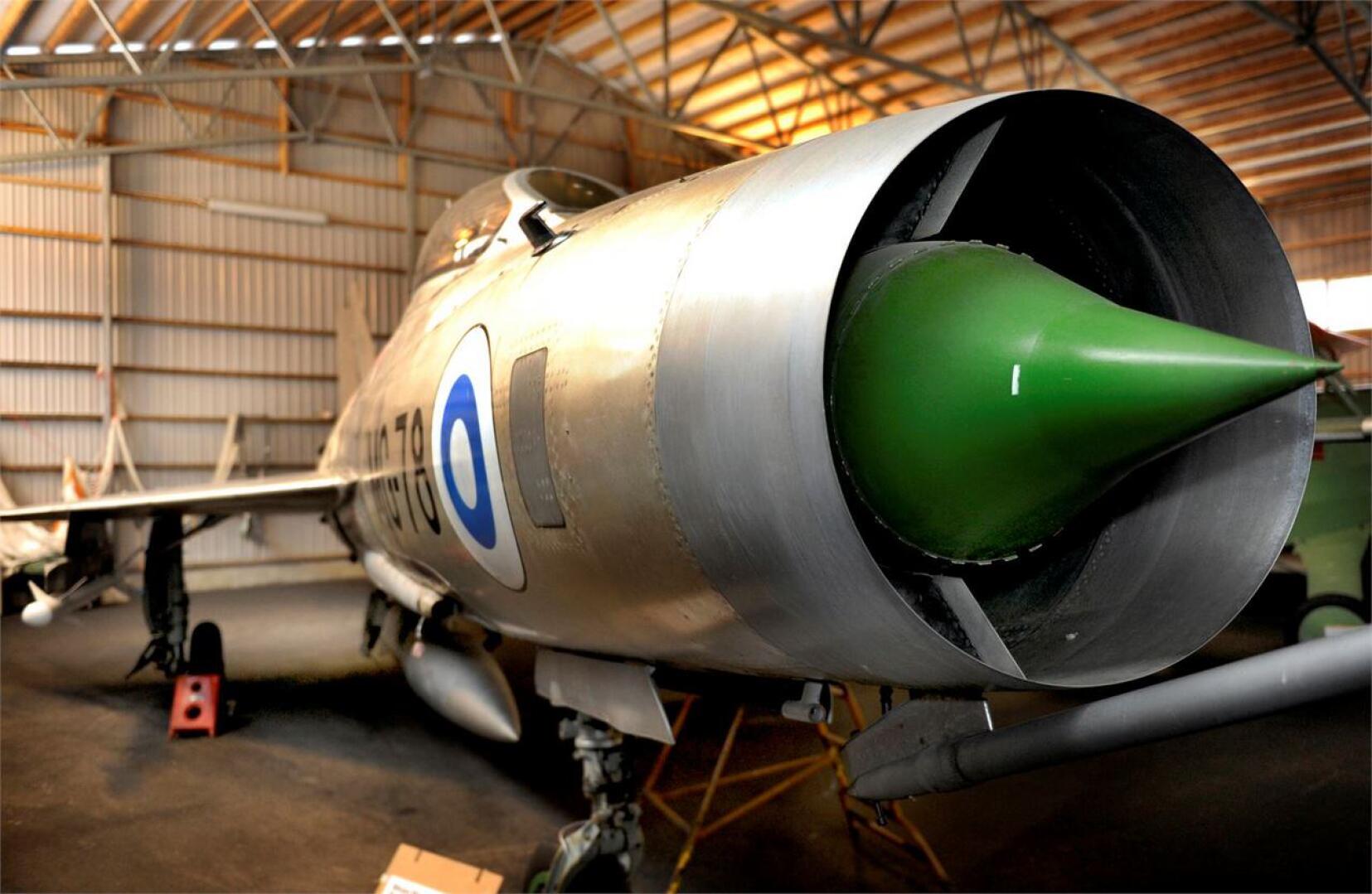 Eri MiG-21 -versioiden yhteisiin piirteisiin kuuluu liikuteltava nokkakartio, josta konetyypin tunnistaakin verraten helposti. Kartio on yksi tavoista toteuttaa suihkumoottorin säätyvä ilmanotto, eli se, että moottori ei saa liikaa tai liian vähän ilmaa.