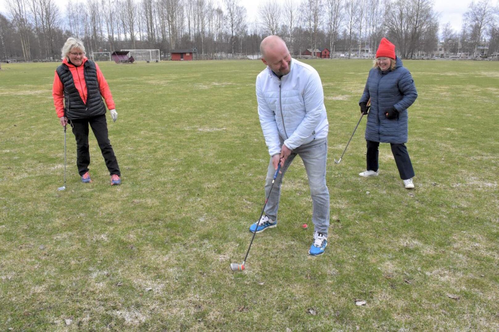 Pietarsaaren työväenopistot järjestävät yhteistyössä golfin alkeiskurssin ensimmäistä kertaa. Camilla Fellman (vas.) opastaa, ja rehtorit Anders Wingren ja Päivi Rosnell koettavat kuunnella.