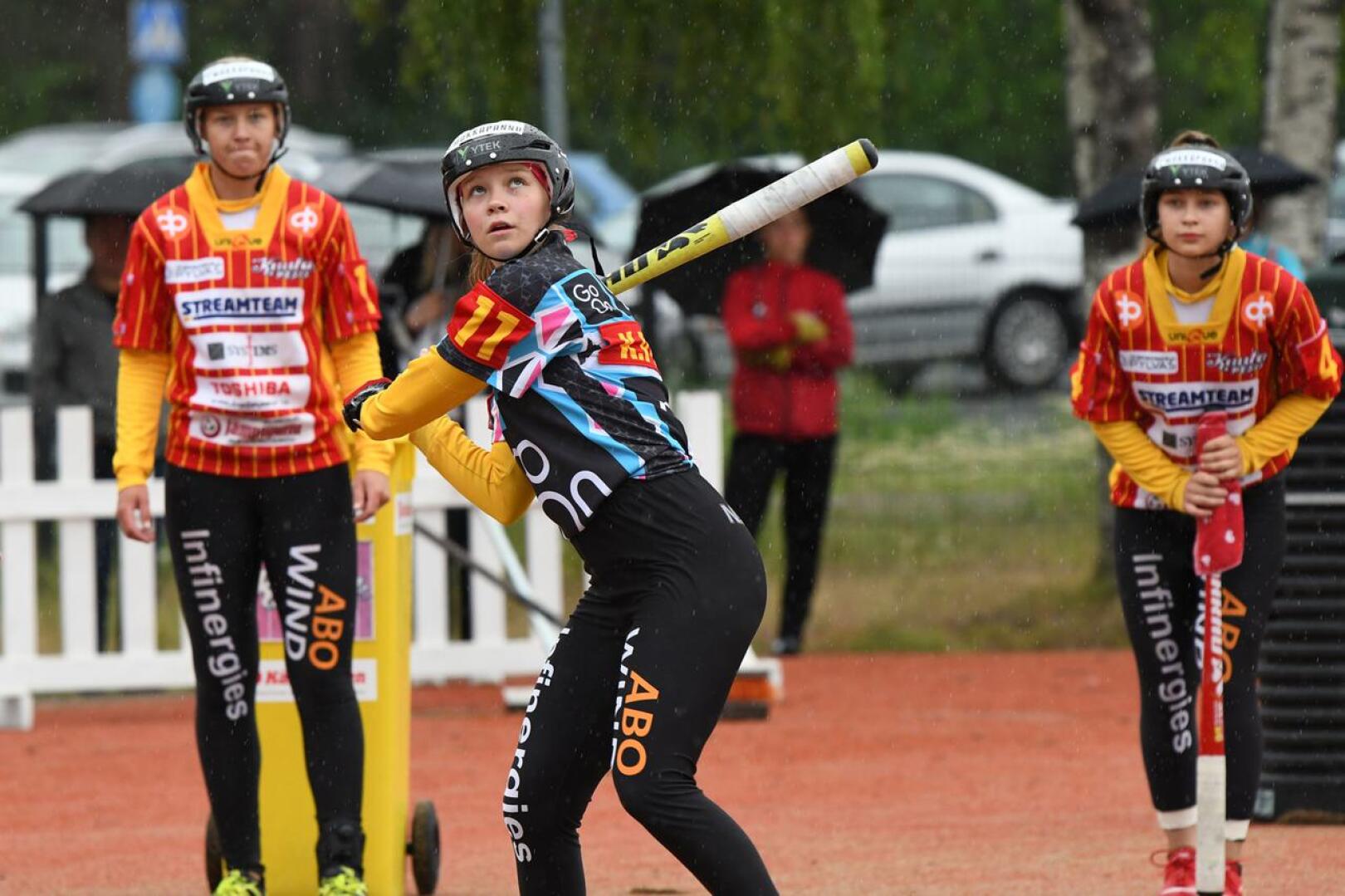 Kaisa Pylväs palkittiin Kuulan B-tyttöjen kehittyneimpänä pelaajana. Pylvään lyöntiä seuraamassa taustalla vasemmalla Lilian Koskela ja oikealla Nina Jutila.